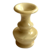 Vase en albâtre couleur crème anglaise