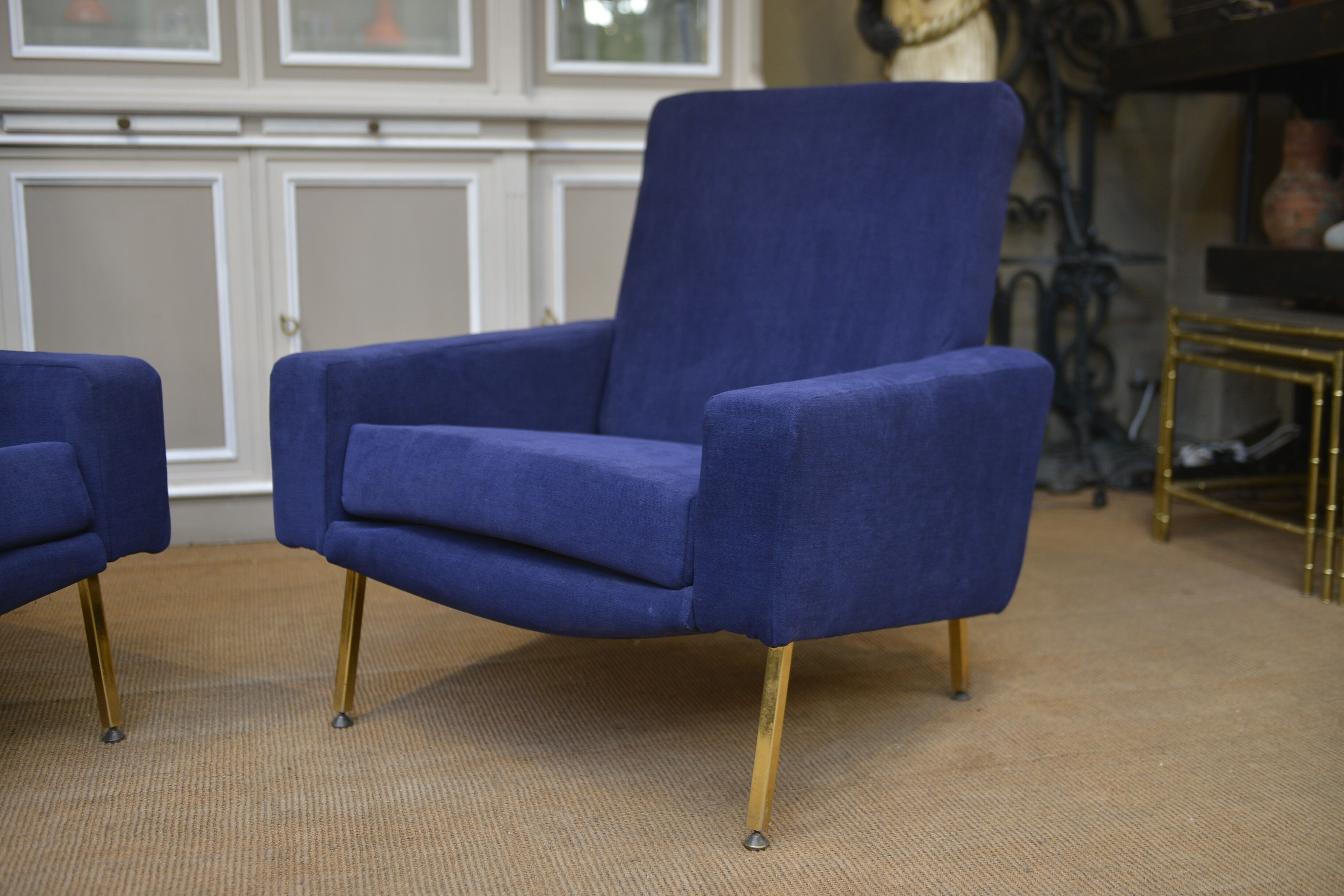 Pair of armchairs and ottoman vintage 1950 in blue velour and brass