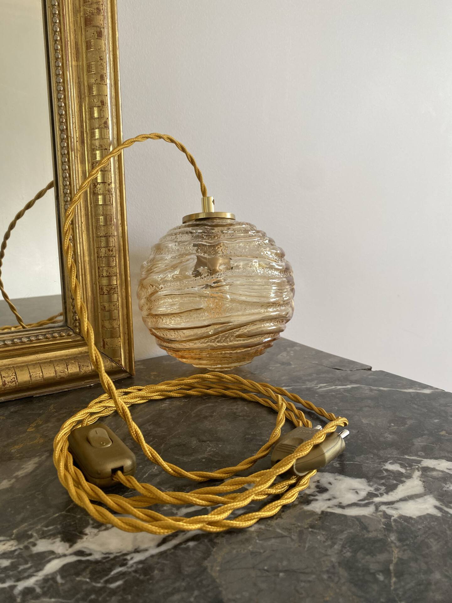 Baladeuse globe vintage en verre ambré 