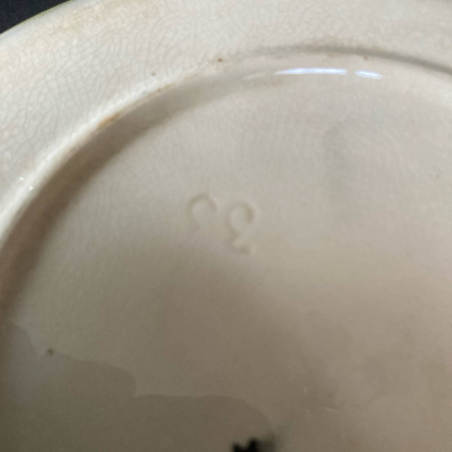 Thistle-decorated barbotine plate