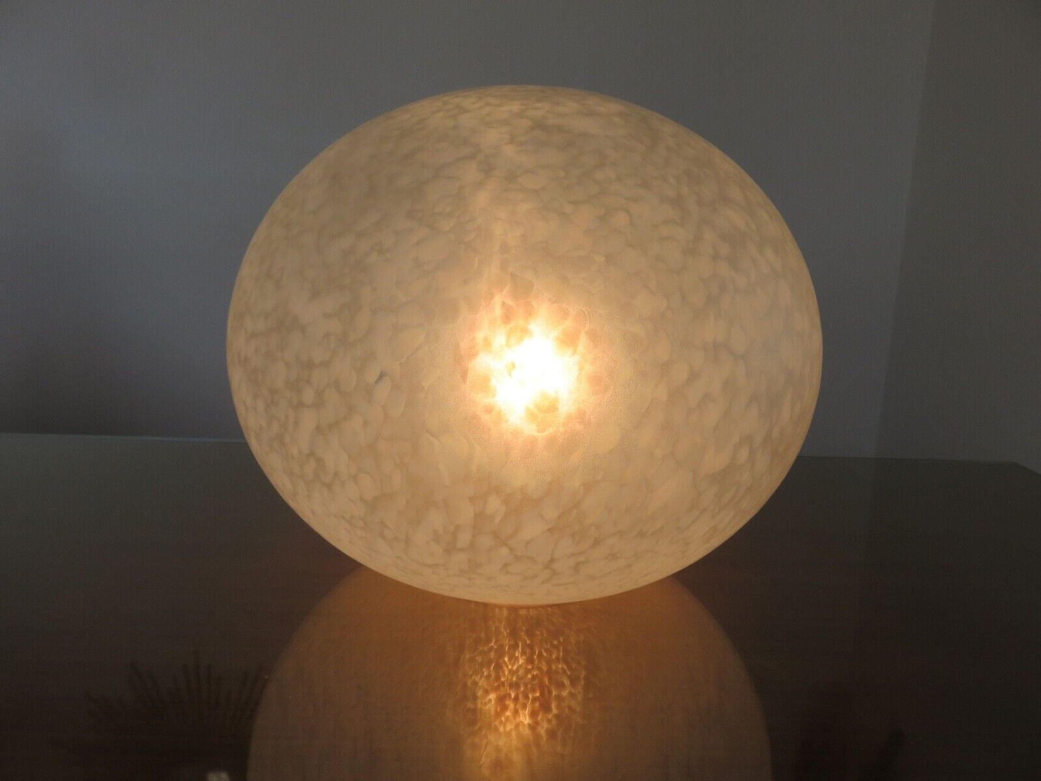 Lampe caillou Italienne en verre moucheté blanc années 80