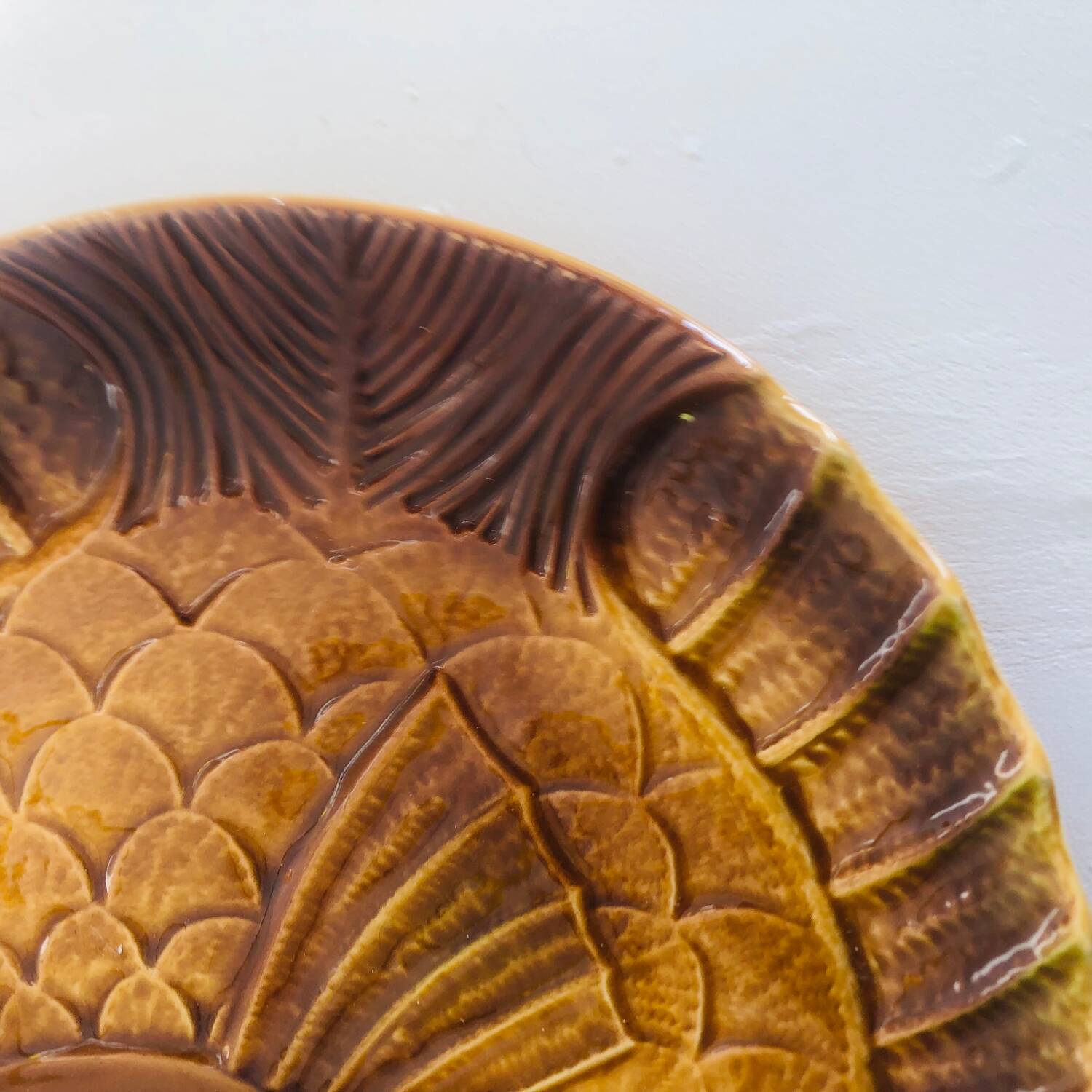 Lot de 2 plats en barbotine Sarreguemines décor poissons