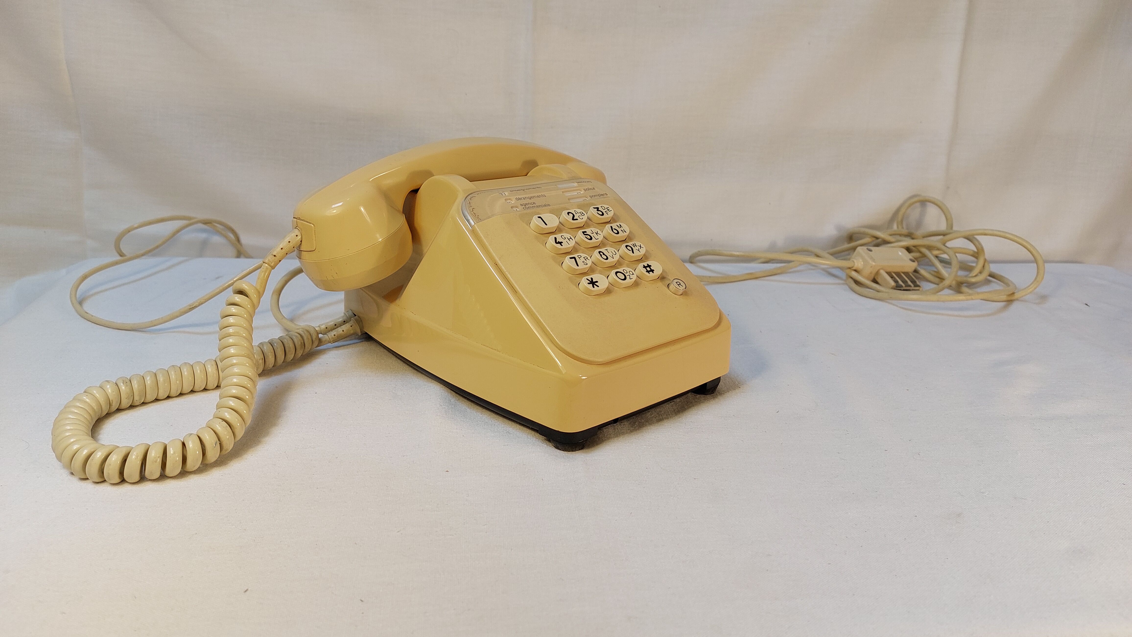 Vintage phone with socotel s63 ivory keys