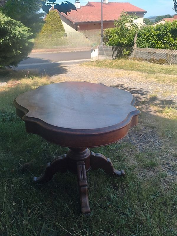 Antique guéridon in Napoléon III style – Solid walnut – Scalloped top