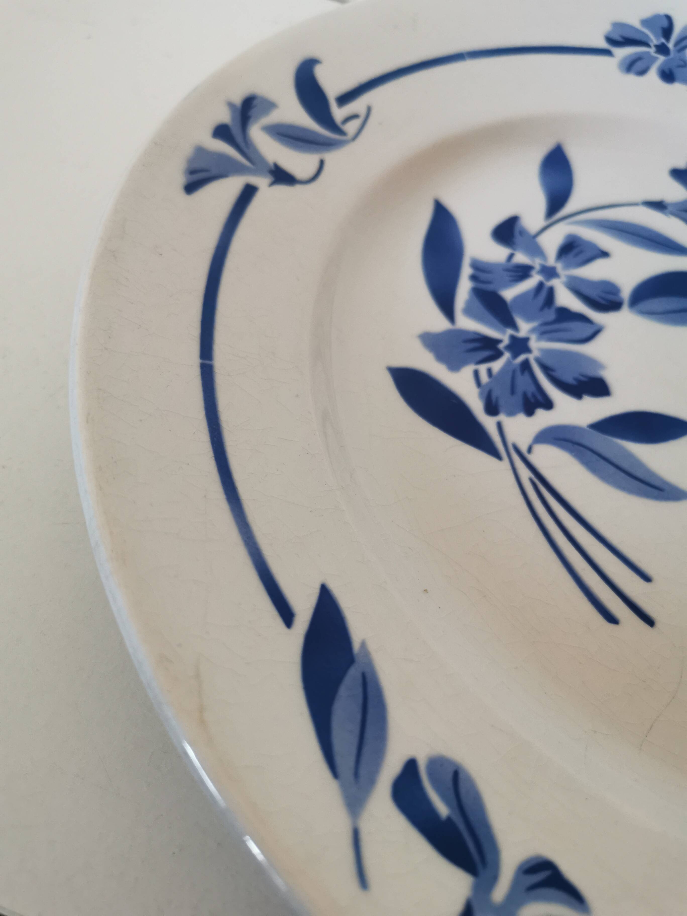 Creil et Montereau round serving dish, blue flower motif