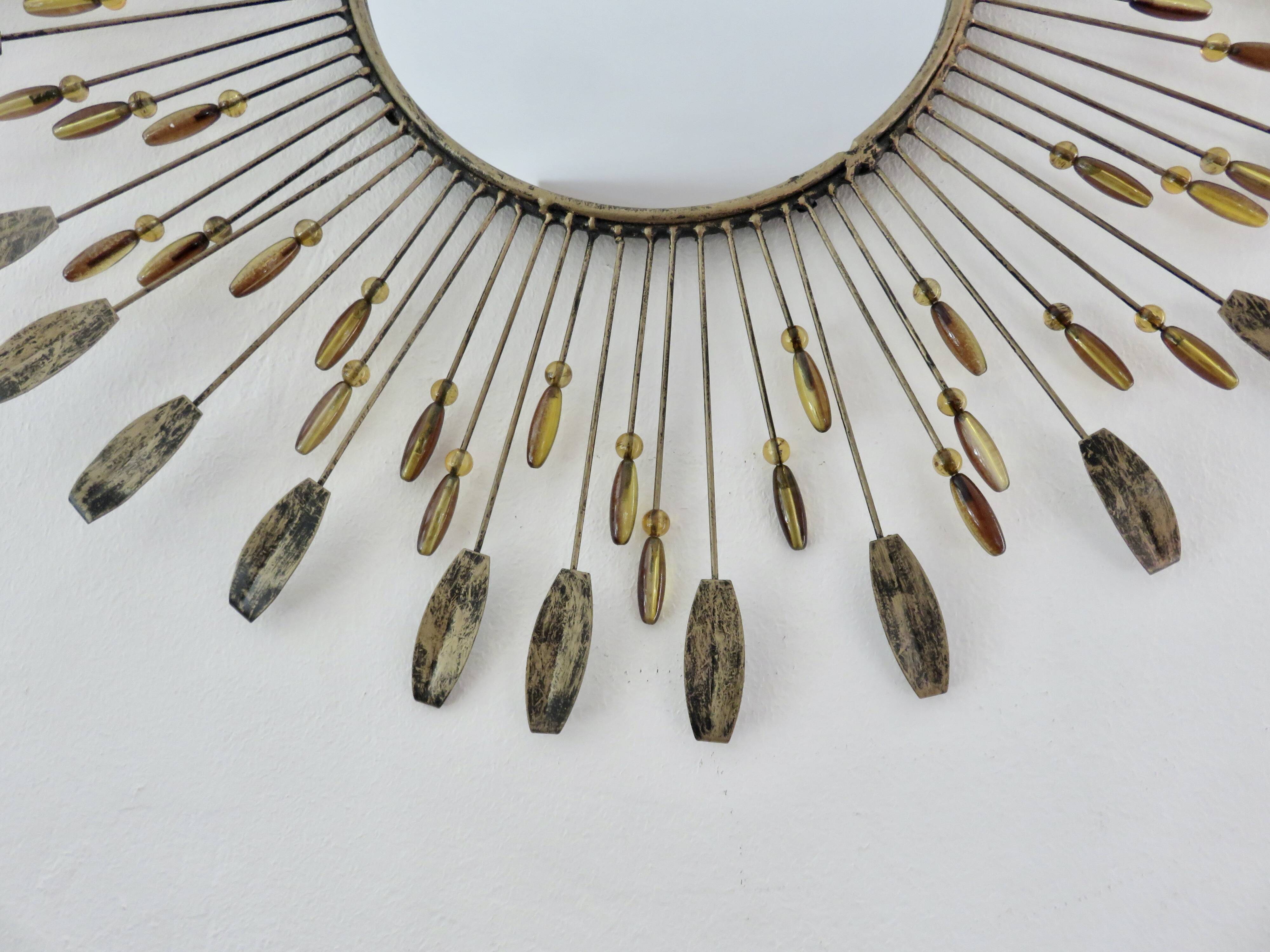 Miroir soleil mural en métal avec perles en résine ambre 1970 style Line Vautrin