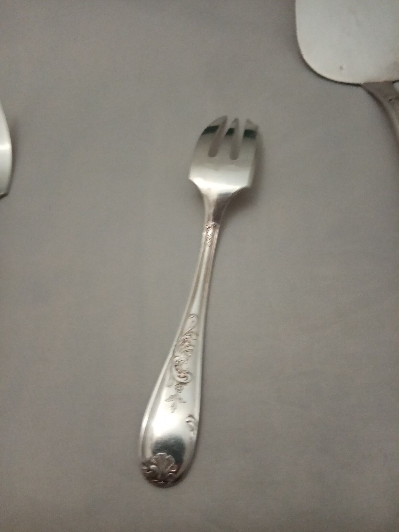 Silver metal dessert fork box with Rocaille-shell pie shovel