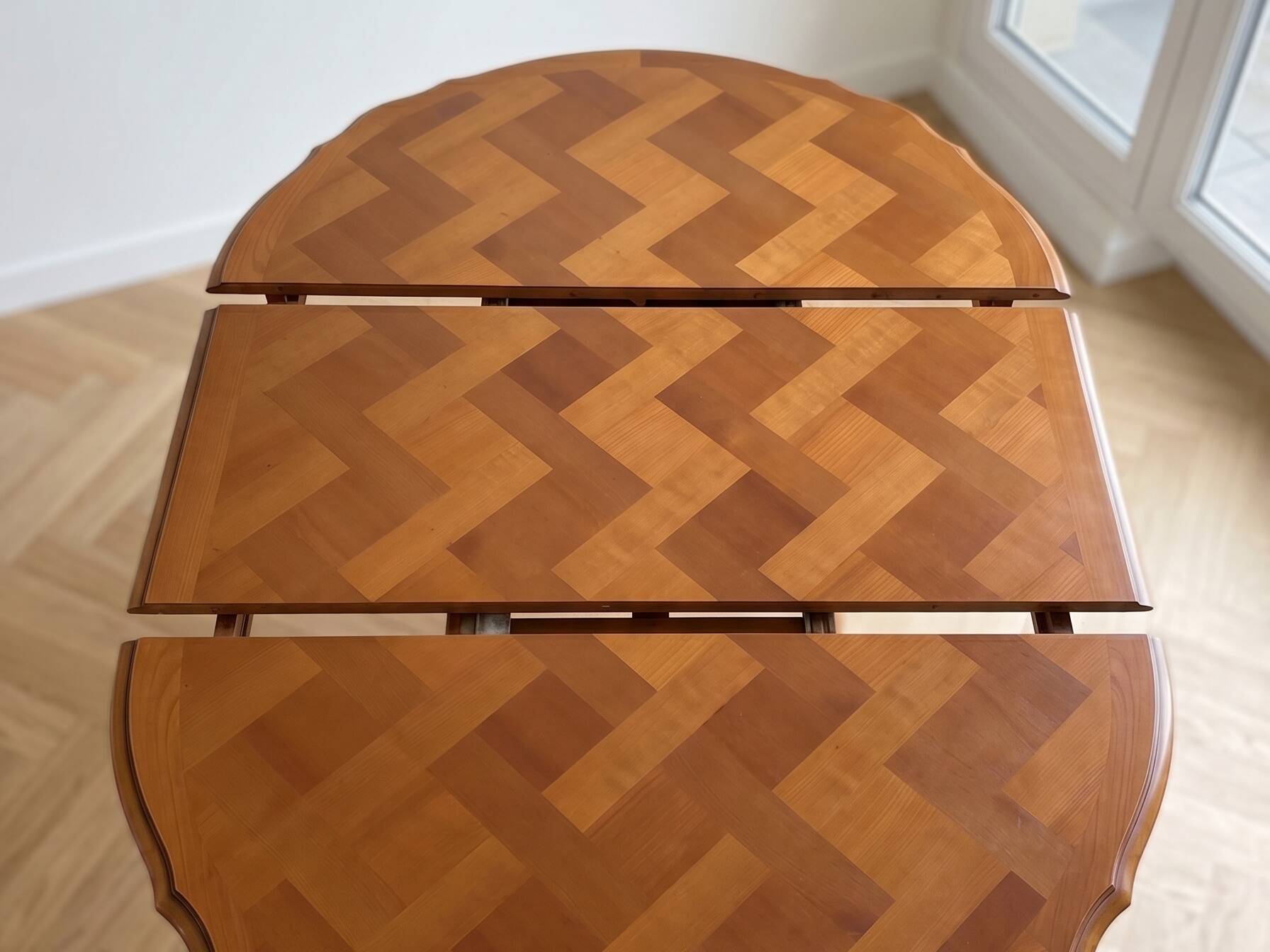 Oval table and 4 chairs in Louis XV style made of wood.