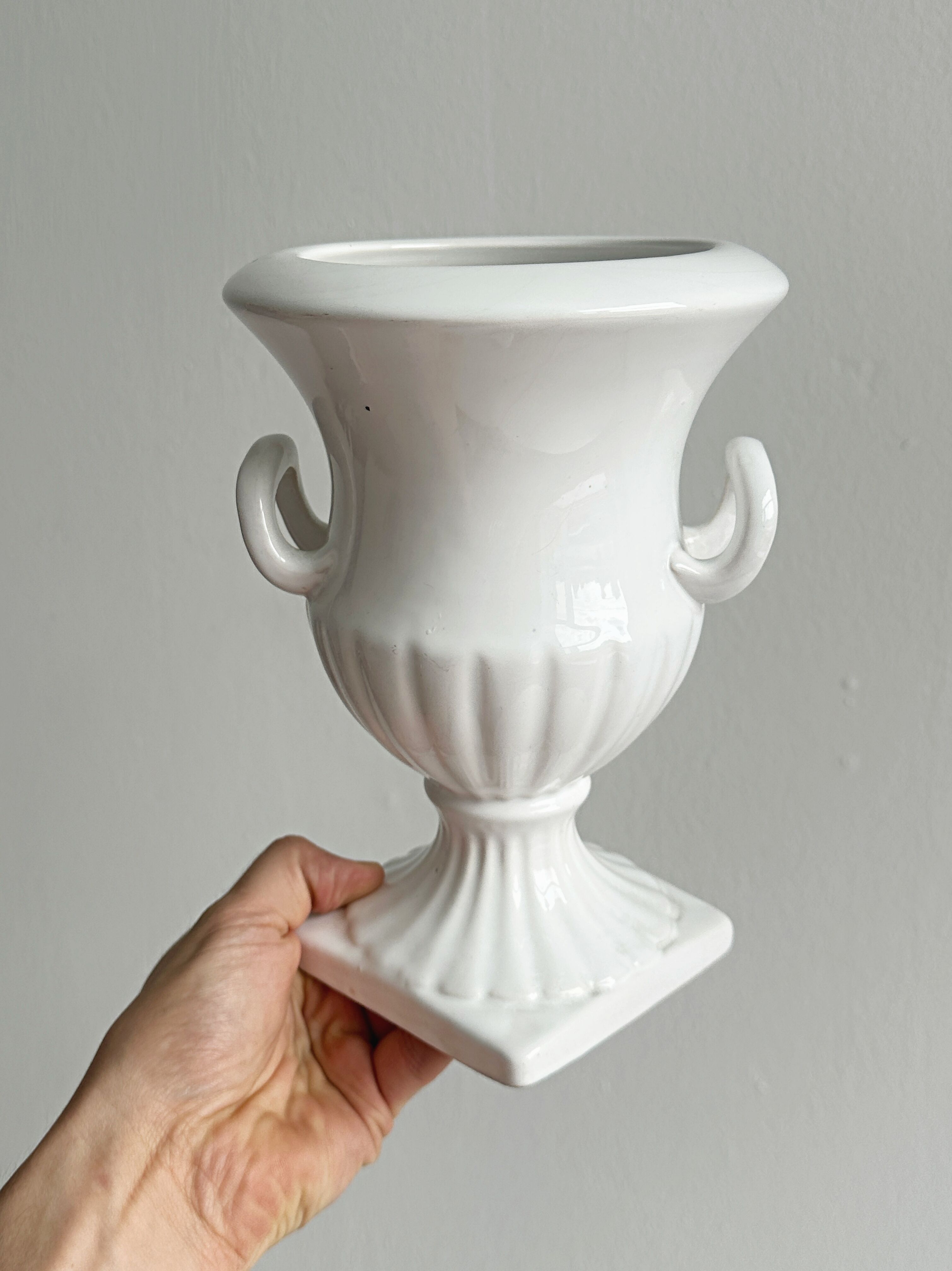 Médicis cache-pot vase in white porcelain