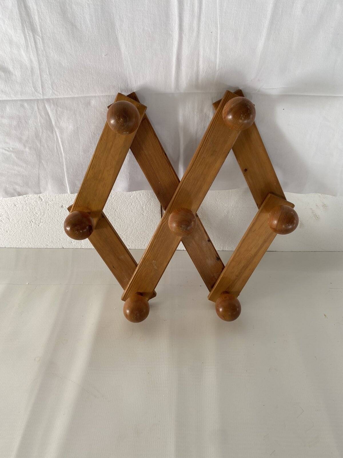 Foldable ball coat rack made of fir wood.