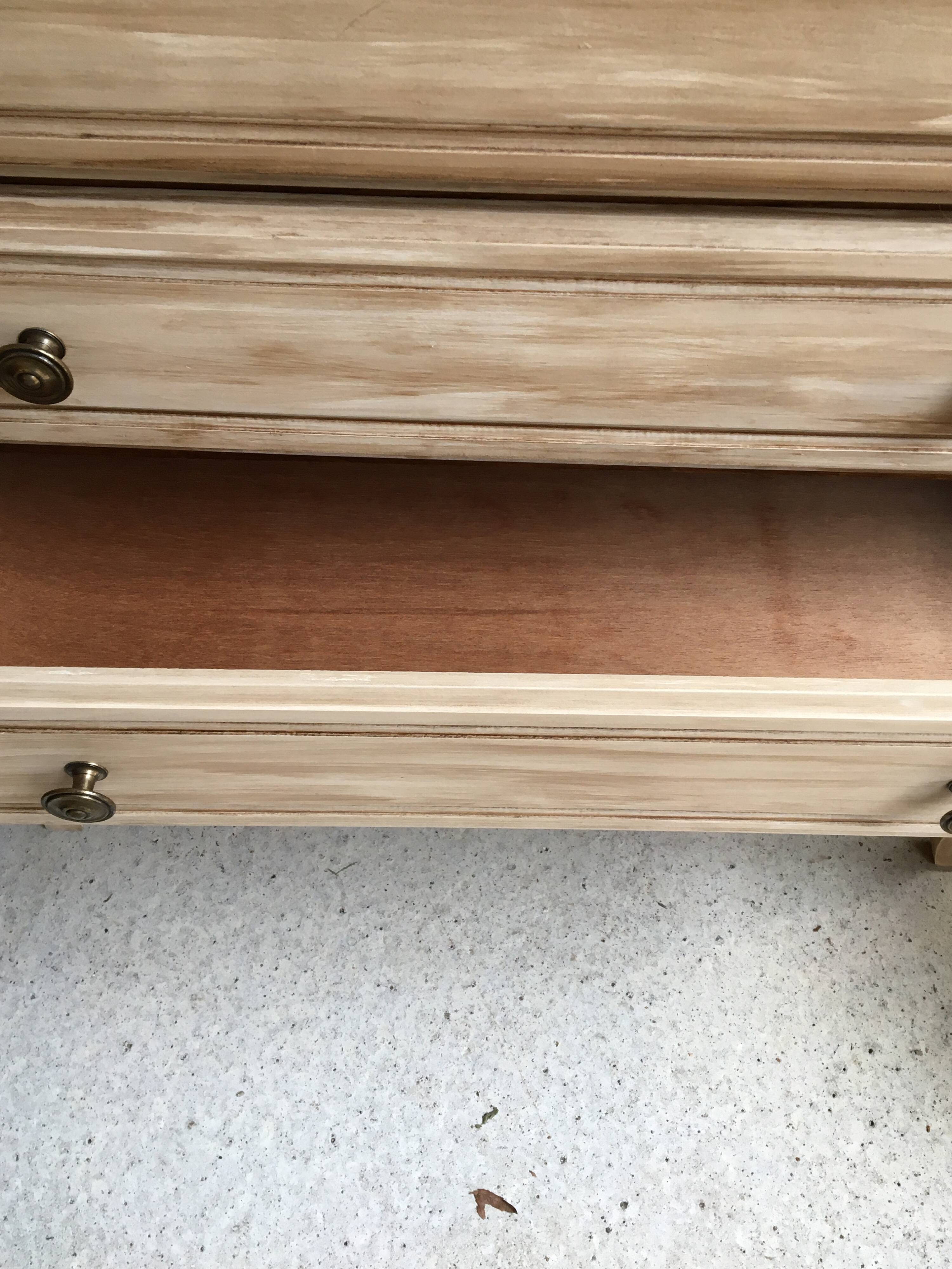 Neoclassical chest of drawers