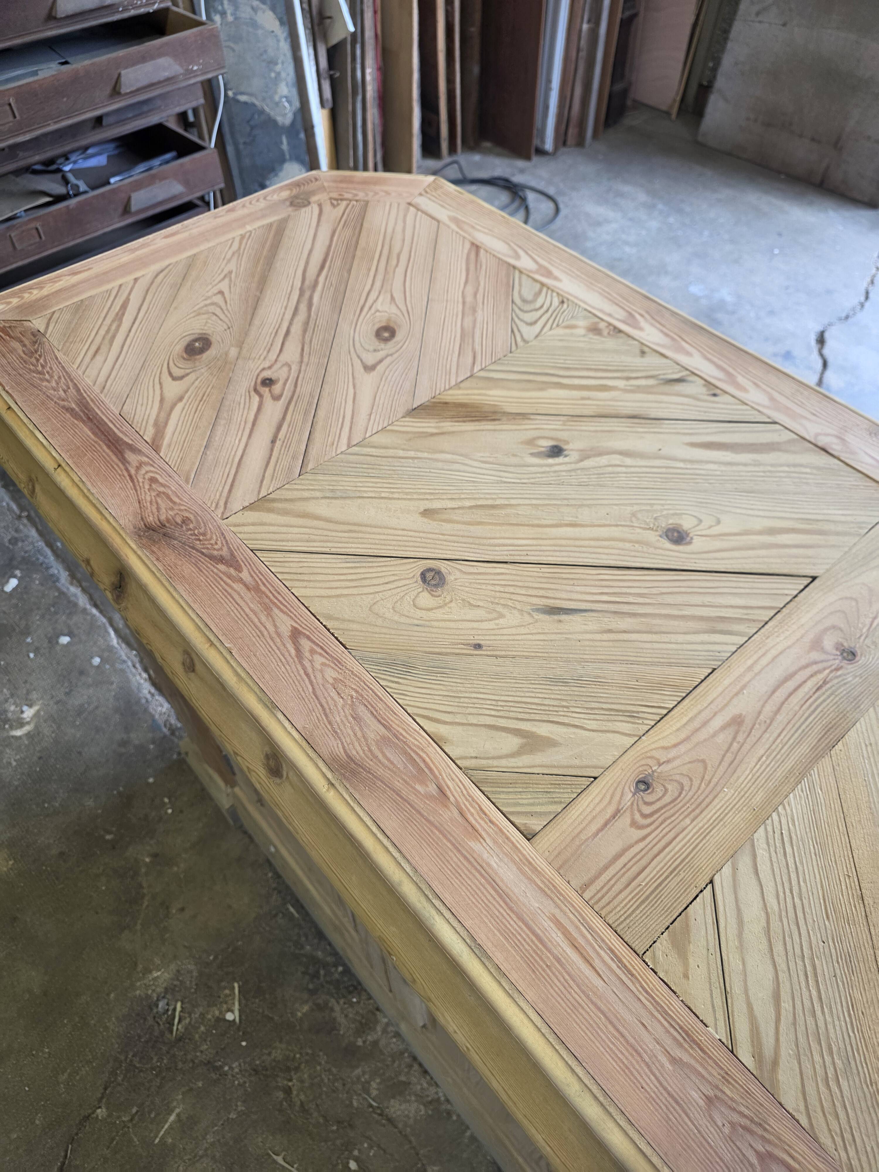 Bistro counter with a Hungarian point design.