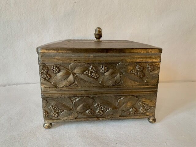 Antique jewelry box in repoussé metal, Art Deco/ 1920