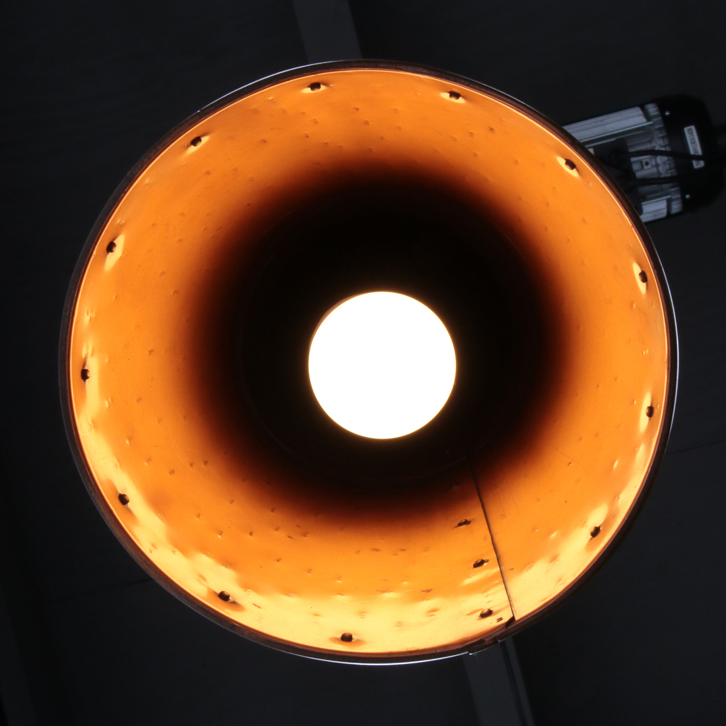 Lampe suspendue en cuivre martelé à la main danoise par E.S Horn Aalestrup, années 1950.