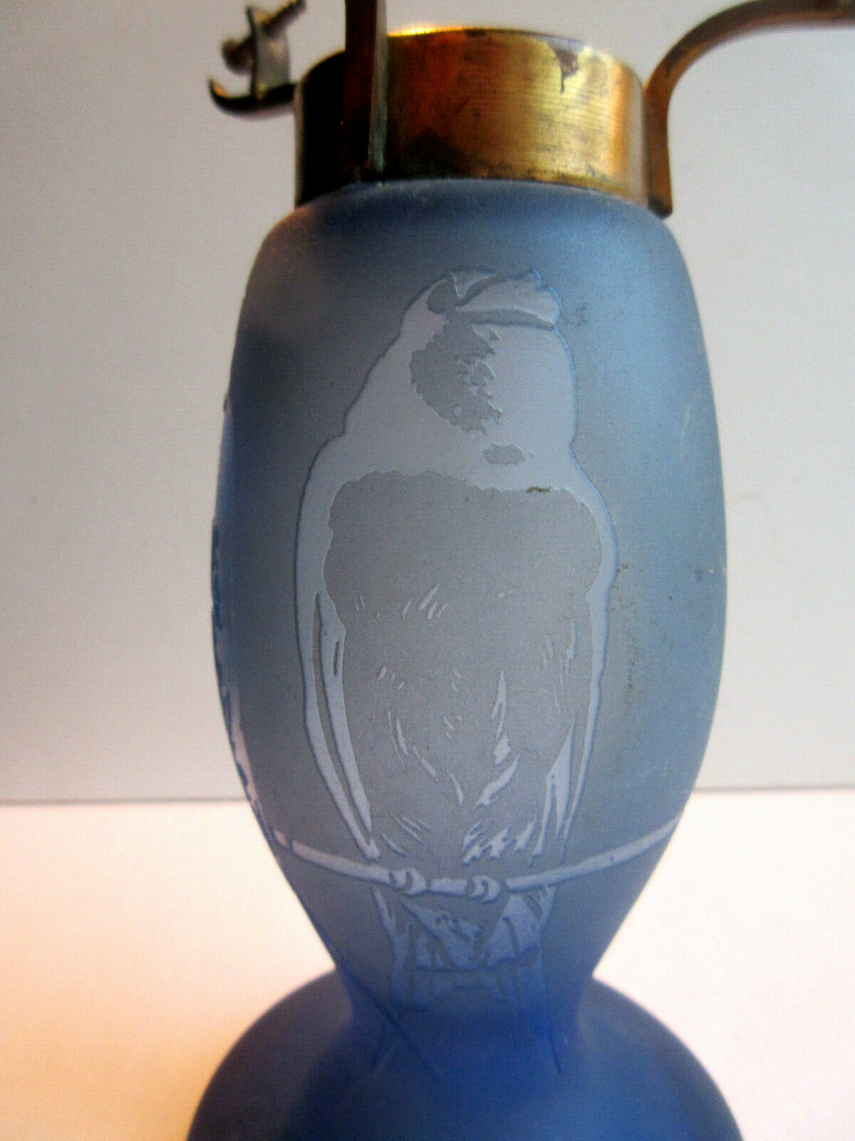 Pied de lampe pâte de verre bleue 3 oiseaux dégagés à l'acide, haut en laiton