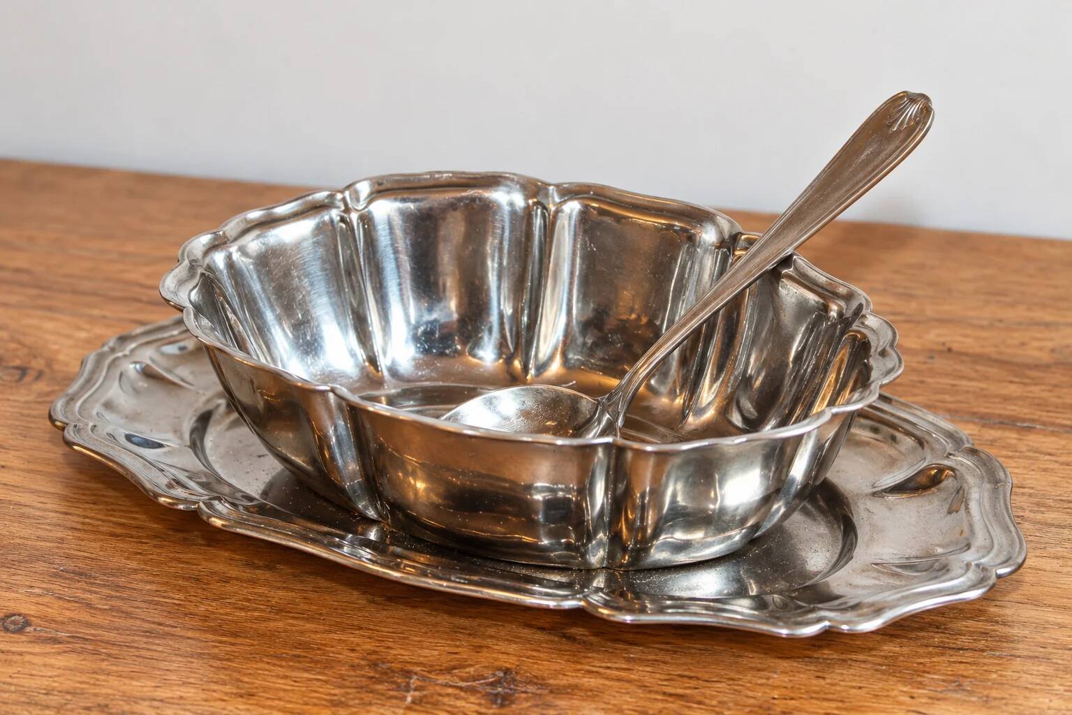 Antique silver-plated sauce boat with sauce spoon – Attached tray in Louis XV style