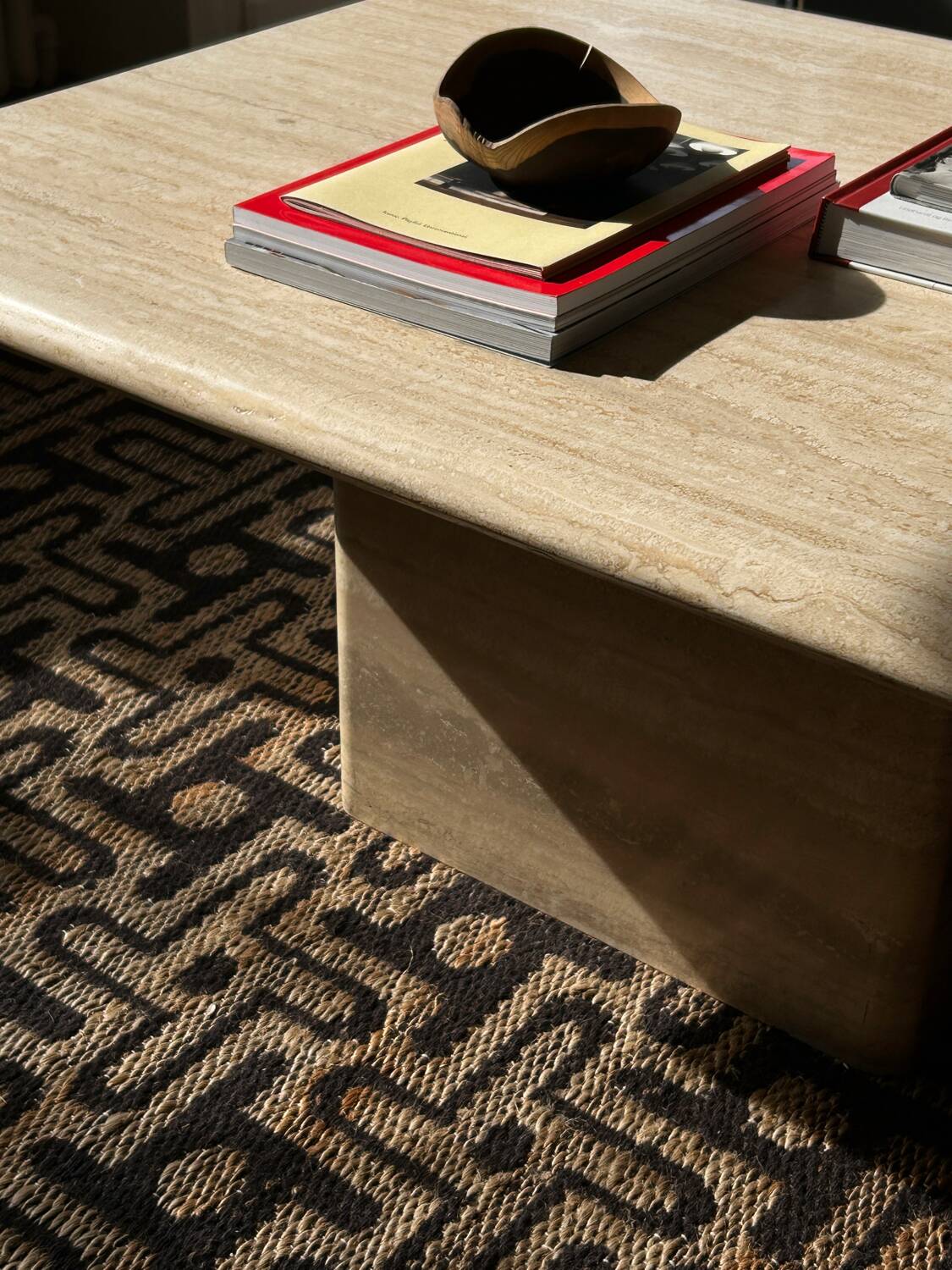 Table basse italienne en travertin du milieu du siècle
