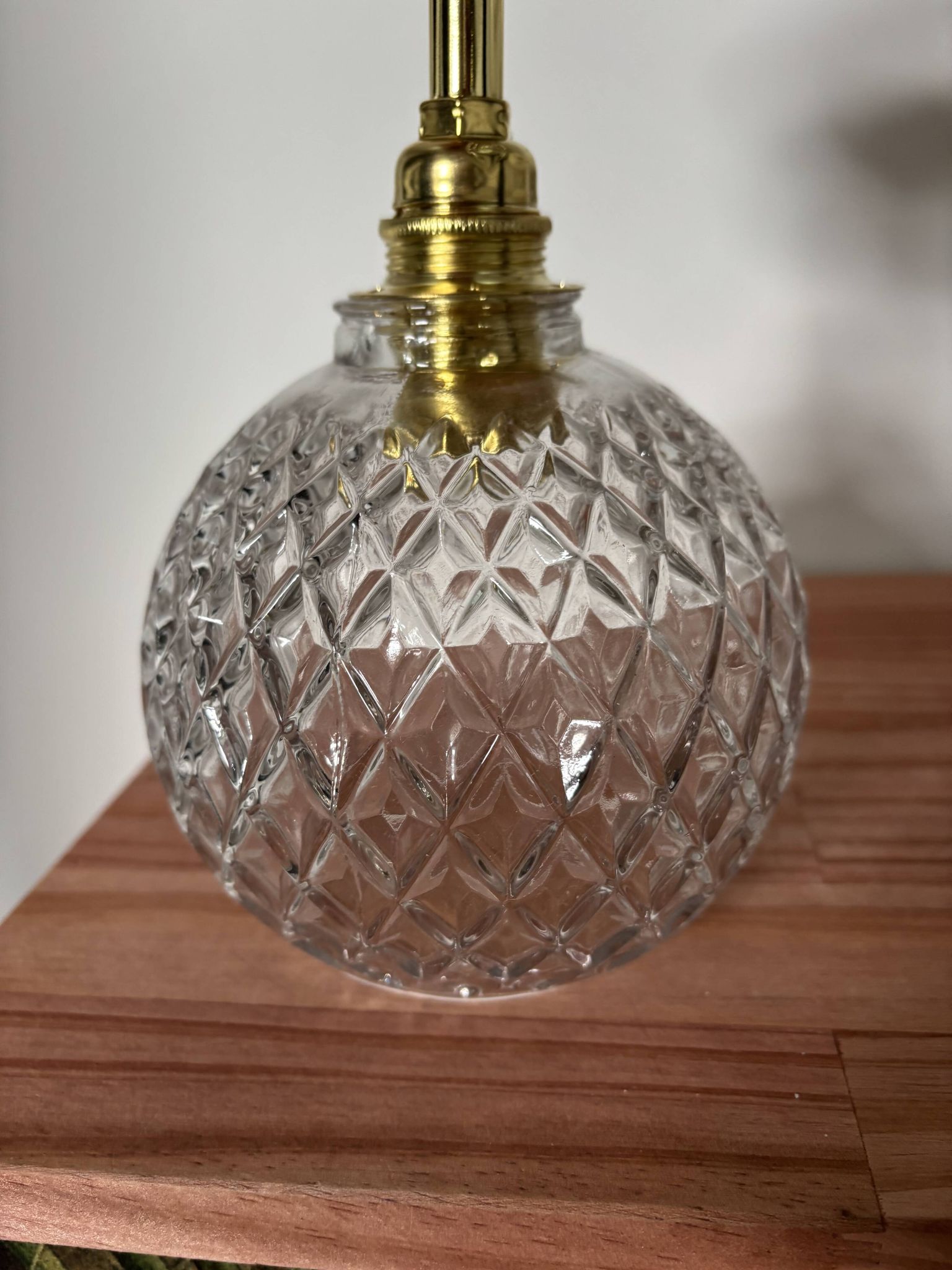 Paire d’appliques murales globes en verre ciselé