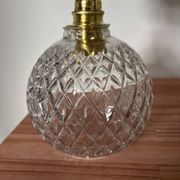 Paire d’appliques murales globes en verre ciselé