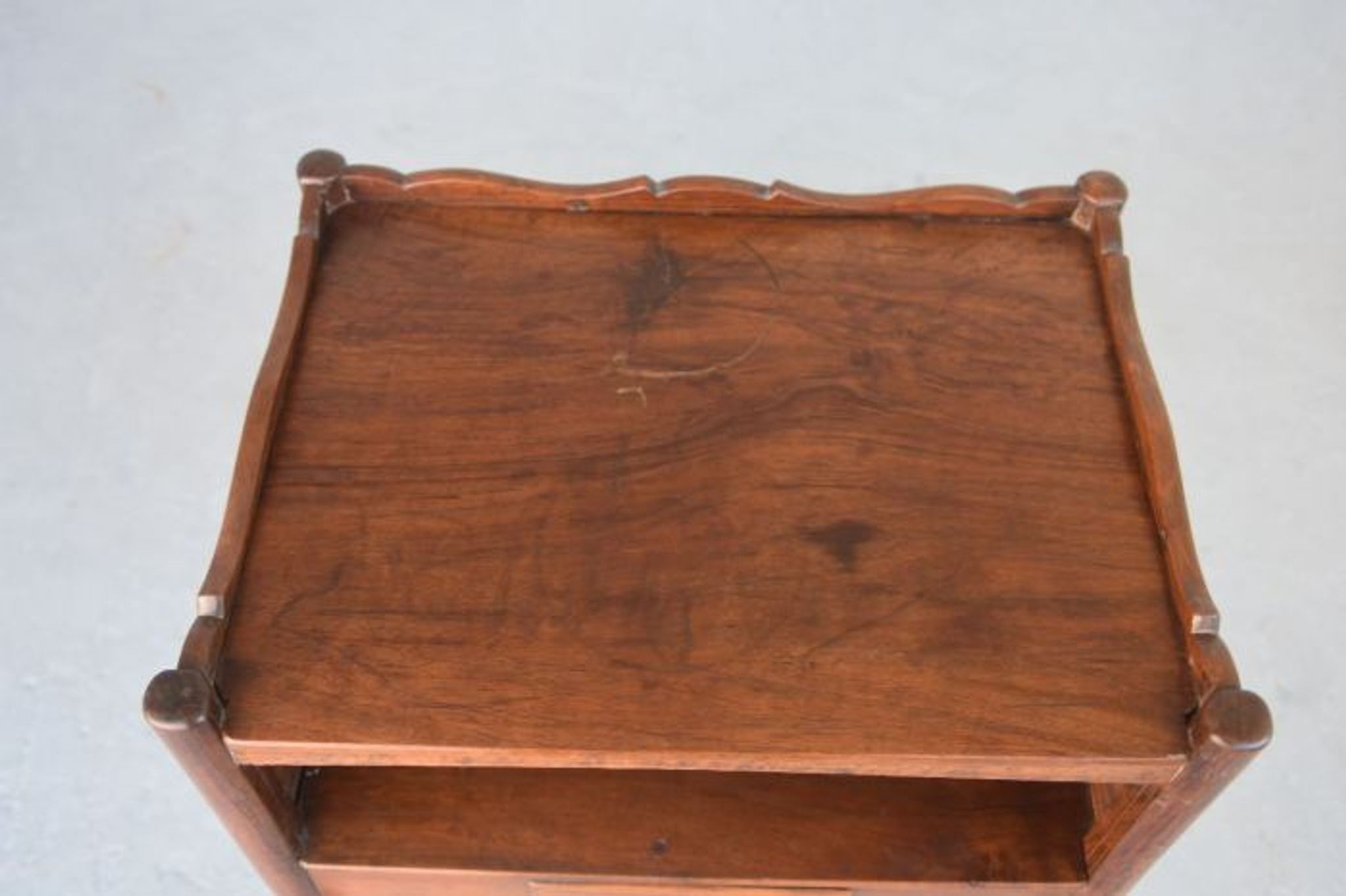 Chevet de style Louis XV en noyer époque XIXème