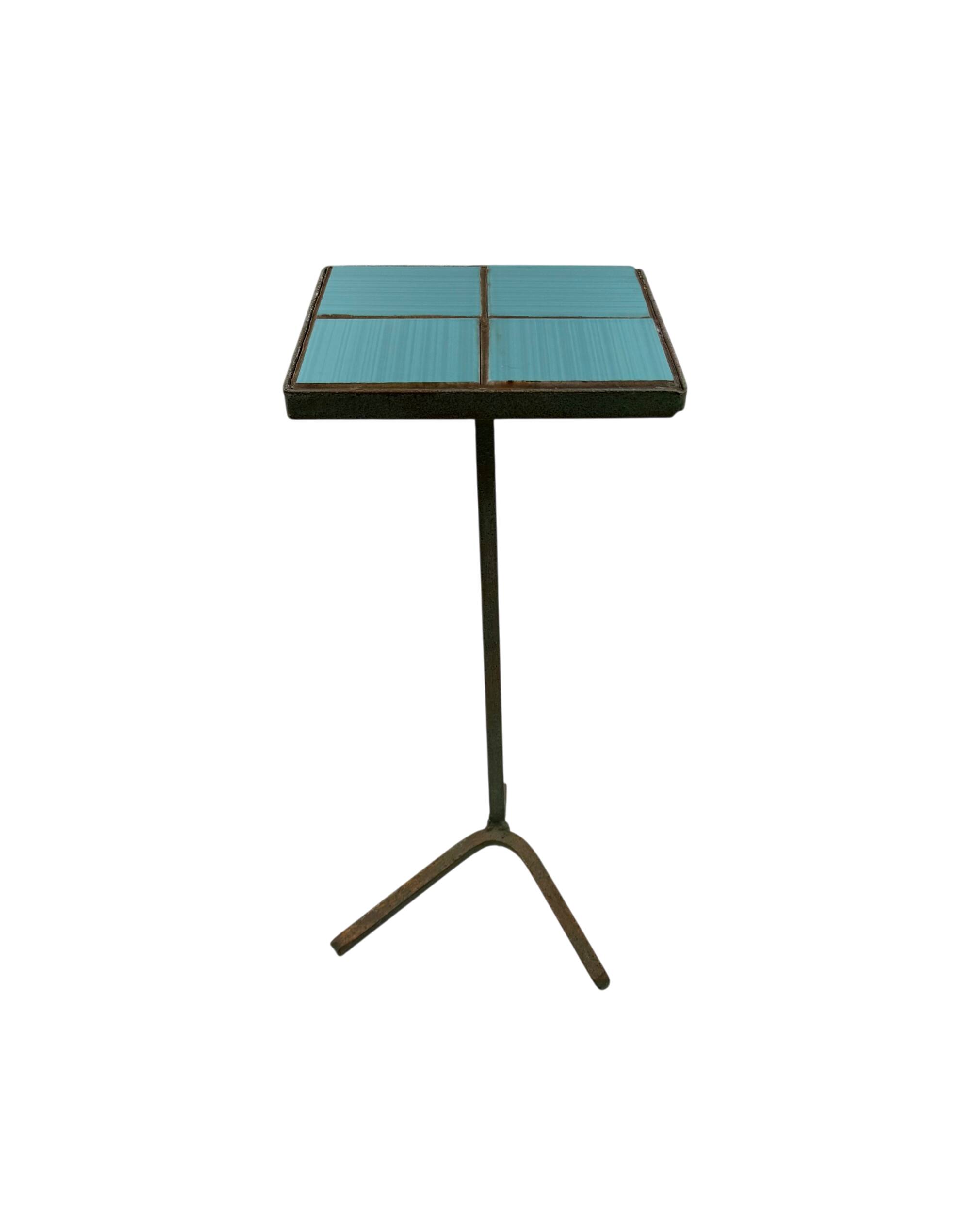 Table d'appoint en fer et carrelage moderne, France années 1960.