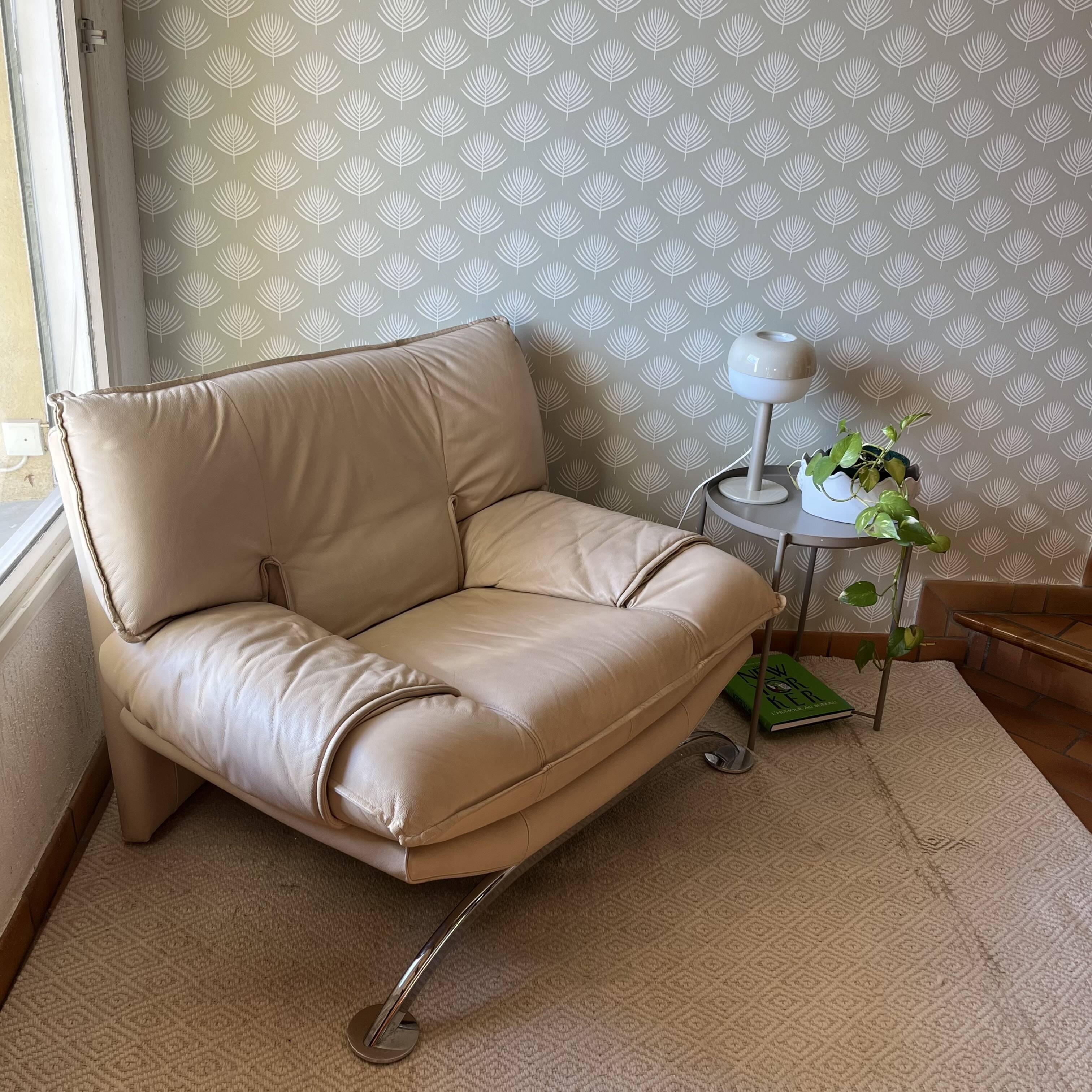 Fauteuil / Causeuse vintage cuir beige avec structure métal