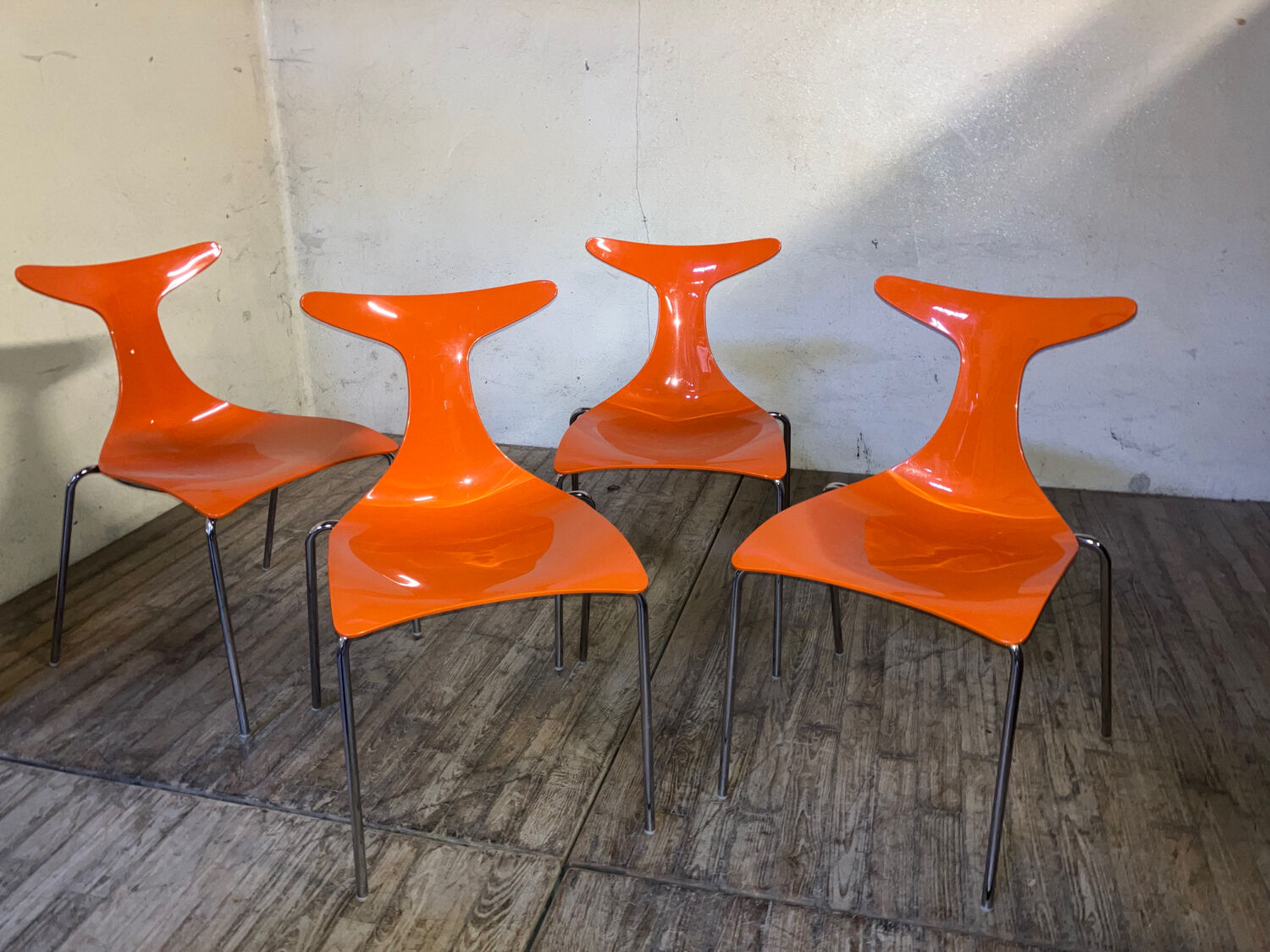 4 orange chairs Delfy chairs design Gino Carollo Ciacci Kreaty