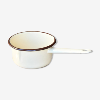 Pretty yellow saucepan in vintage email