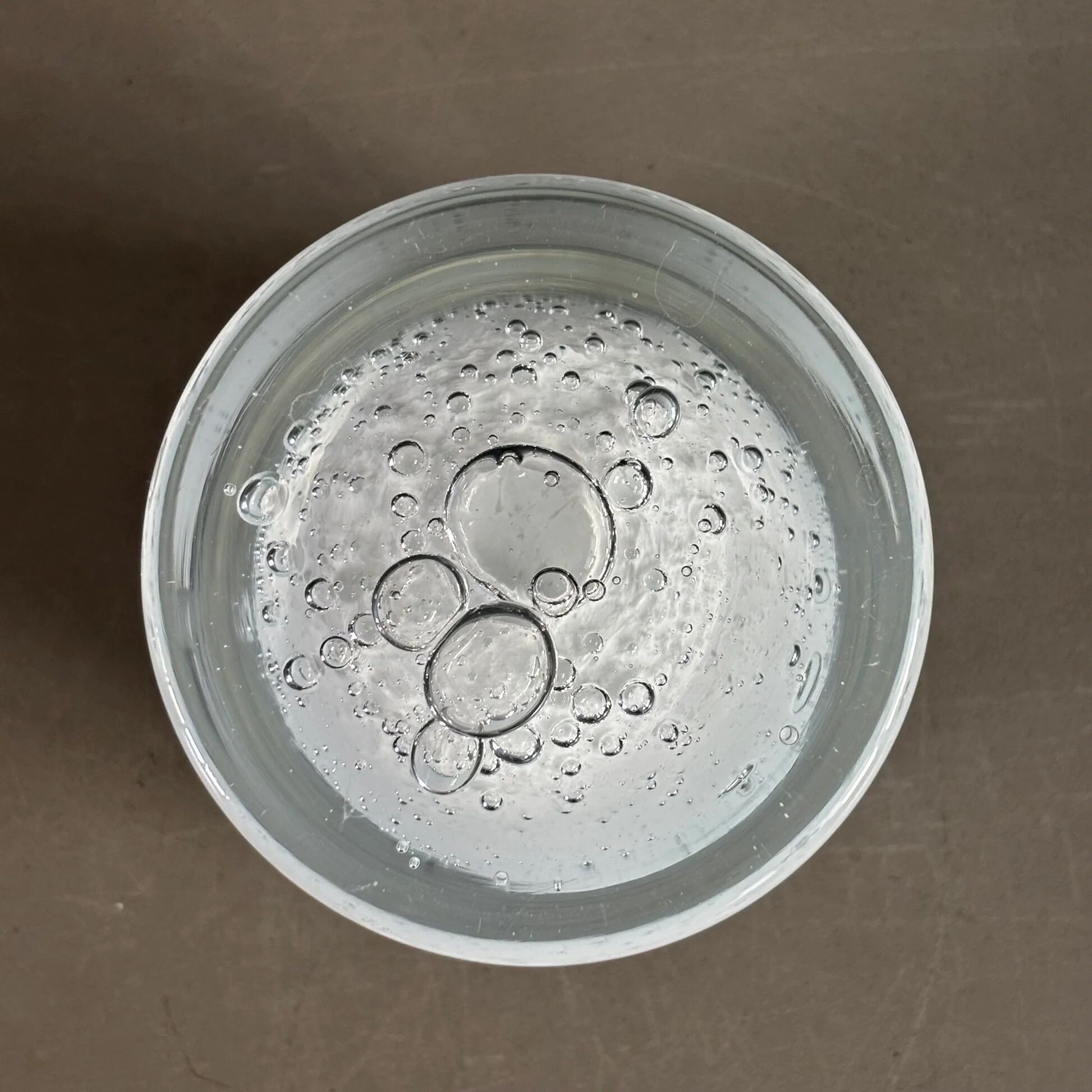 Bougeoir en verre moulé bullé blanc