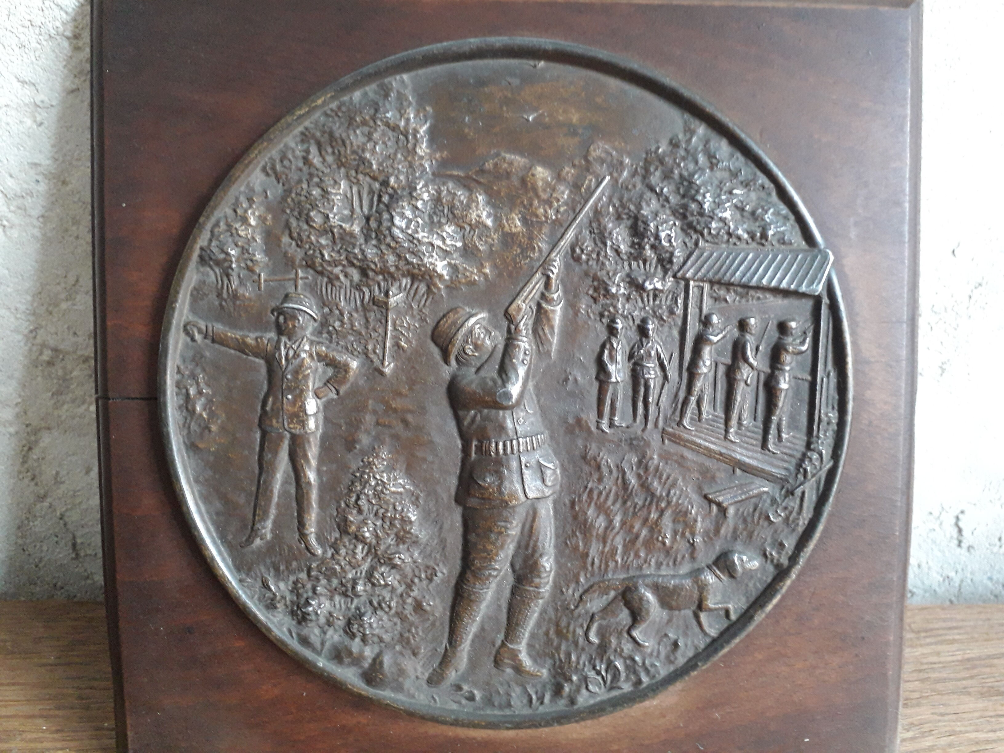 Médaillon en régule sur plaque de bois scène de chasse