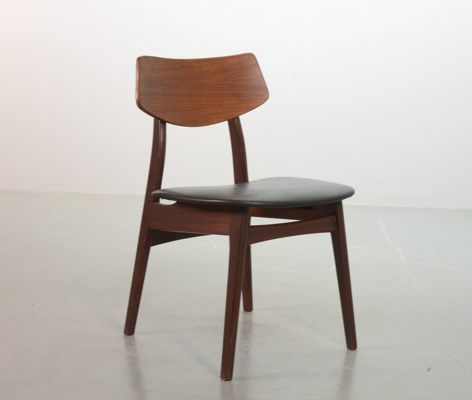 Elegant Set of 2 Webe Teak Wooden Dining Chairs by Louis van Teeffelen, 196