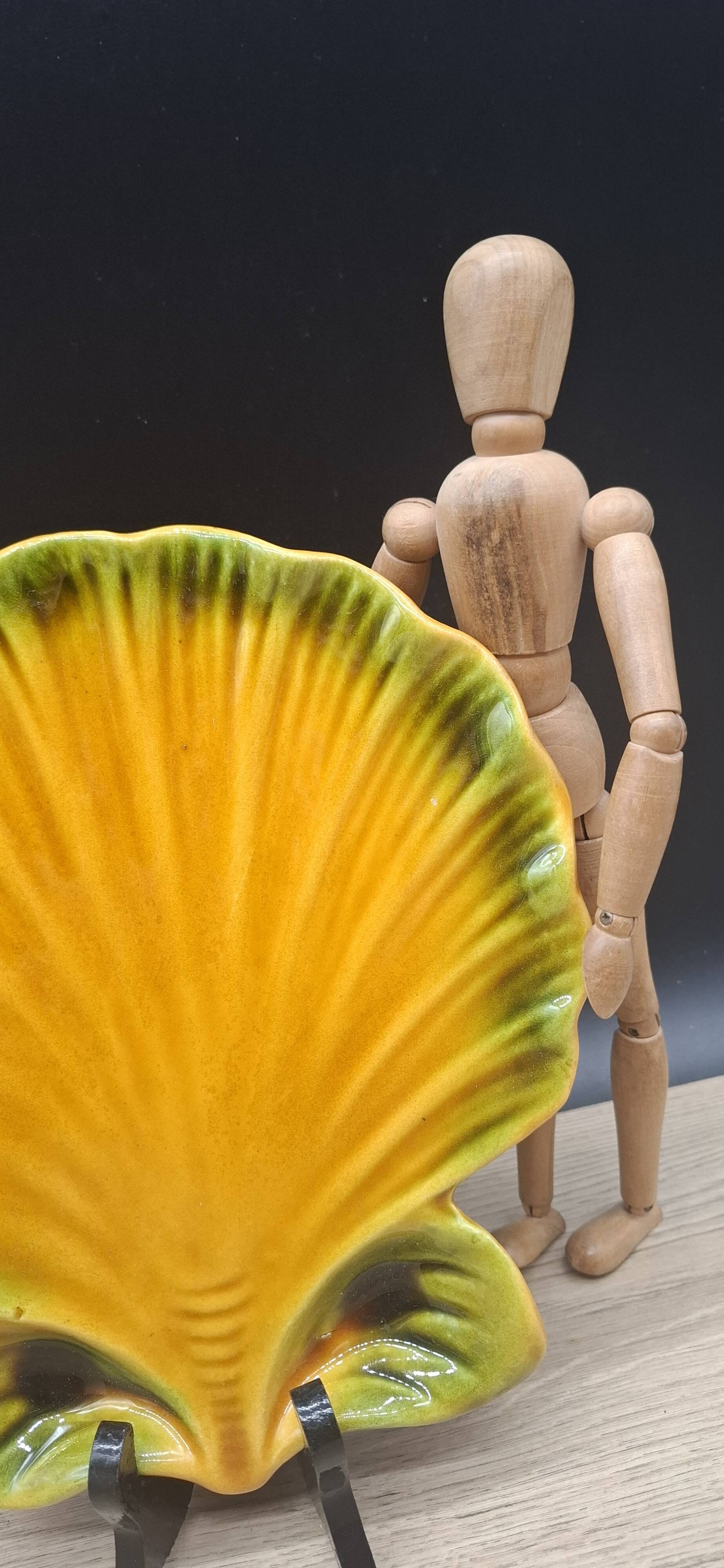 Vallauris dish with scallops and barbotine