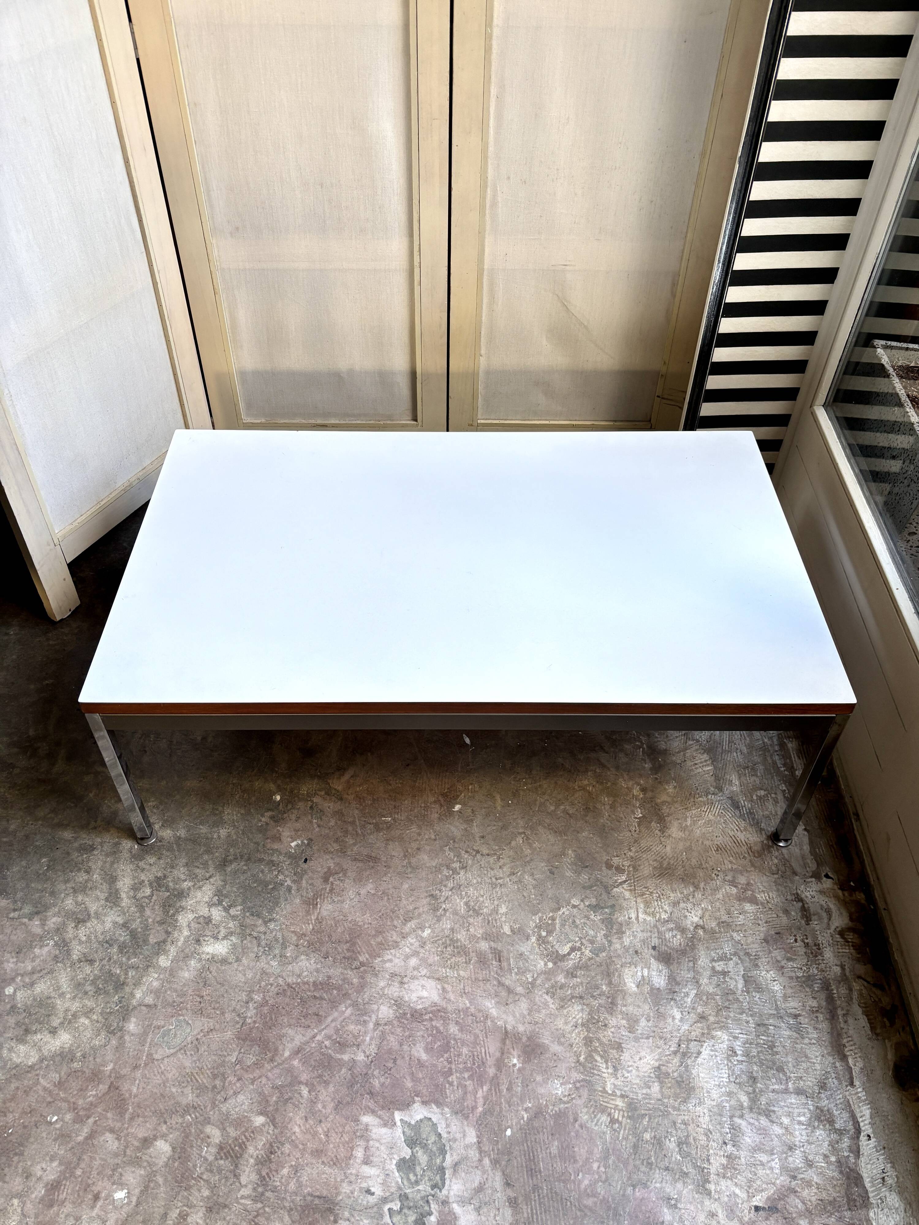 Table basse en mélaminé blanc et acier chromé