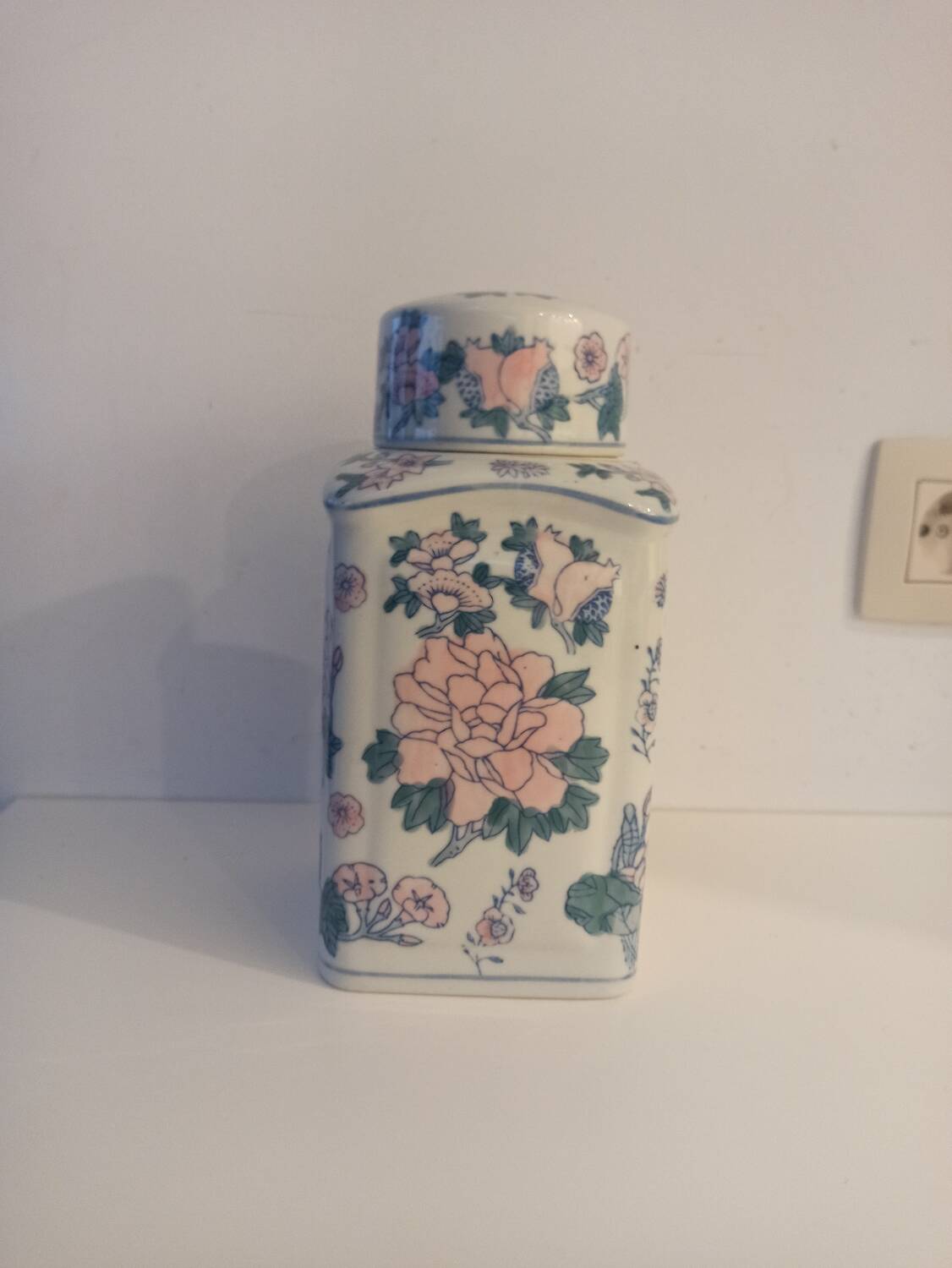 Asian-patterned porcelain candy box