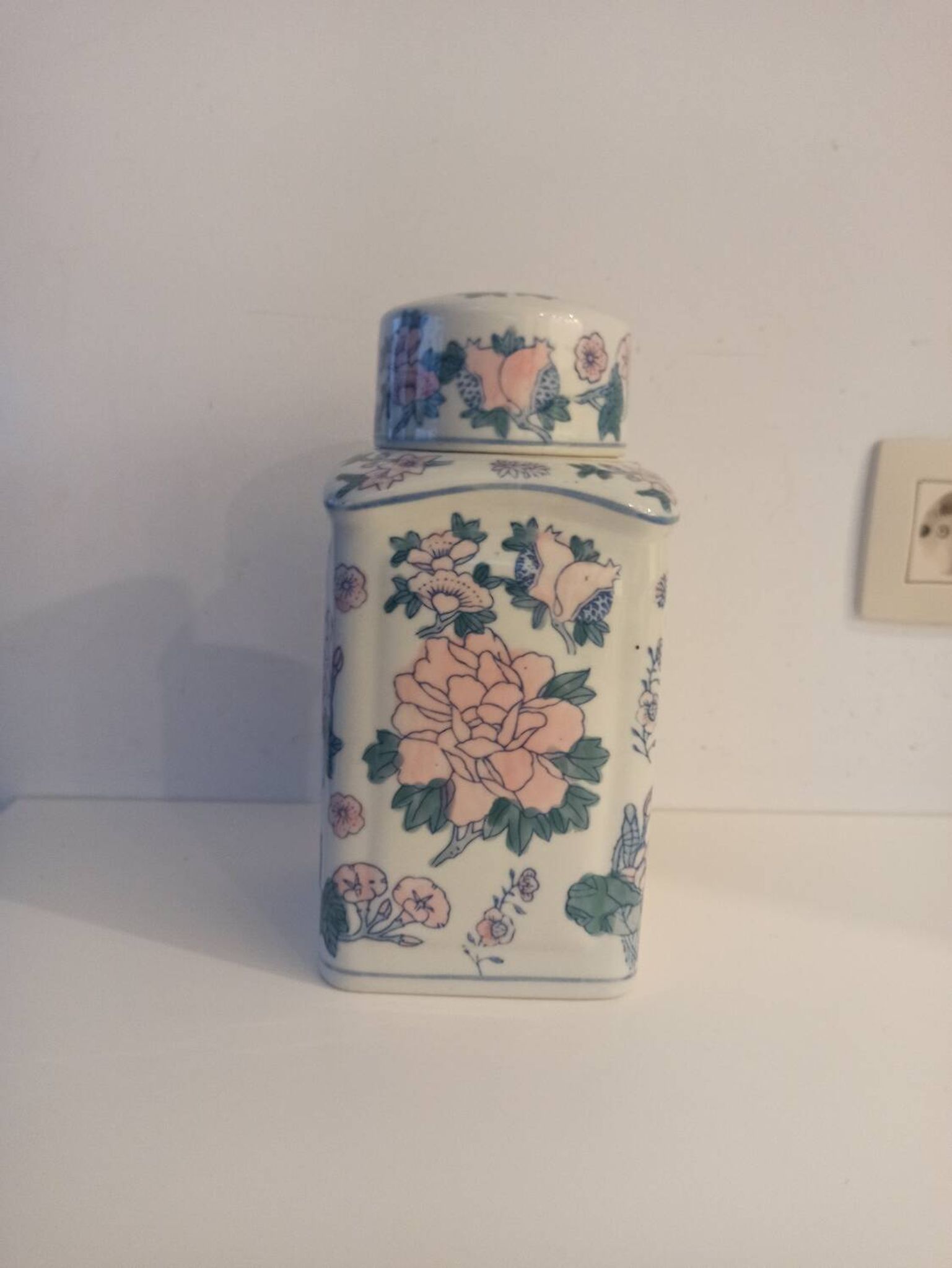 Bonbonnière à motifs asiatiques en porcelaine