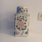 Bonbonnière à motifs asiatiques en porcelaine