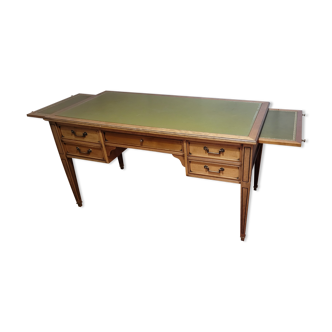 Flat desk with pulls