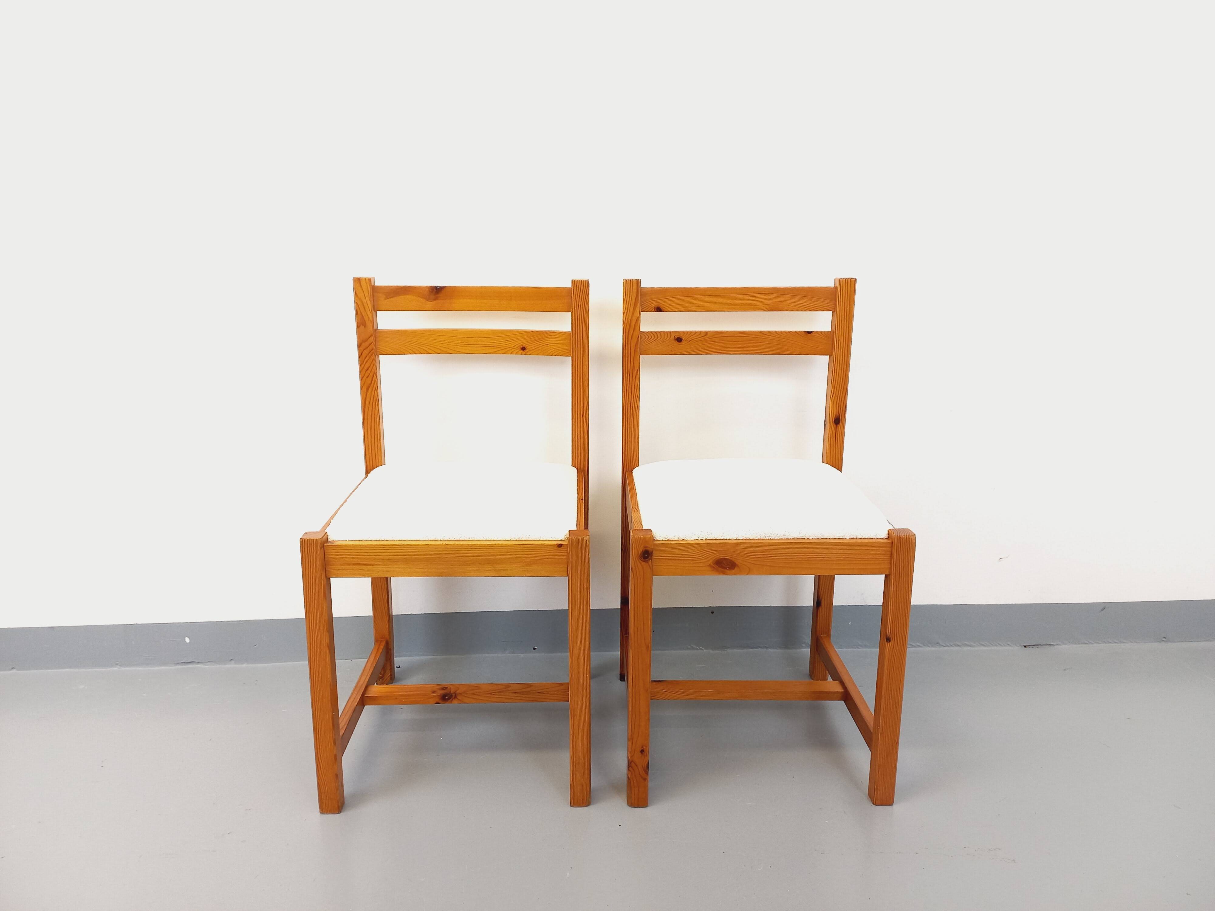 Pair of vintage chairs in pine and white terry fabric from the 70s