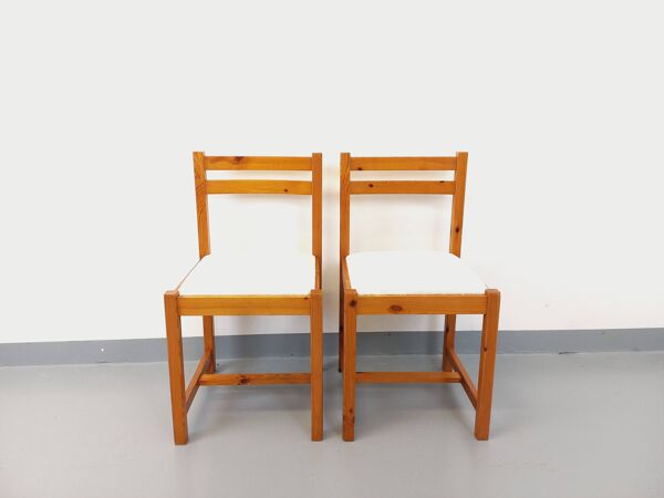 Paire de chaises vintage en pin et tissu bouclette blanc des années 70