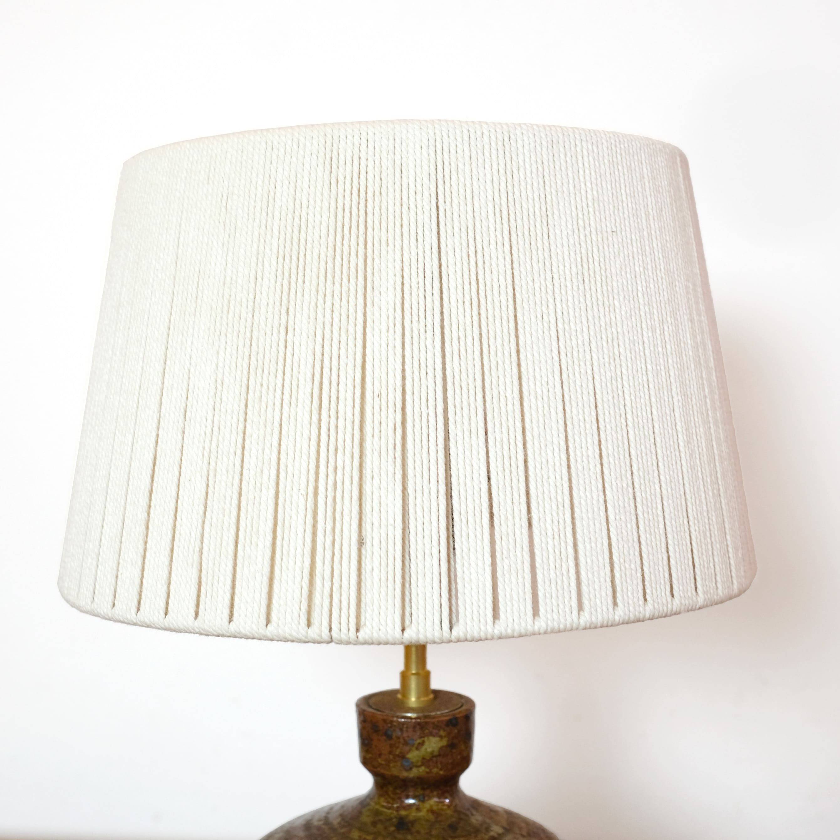 Lampe en grès quadrangulaire et son abat-jour en corde.