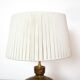 Lampe en grès quadrangulaire et son abat-jour en corde.