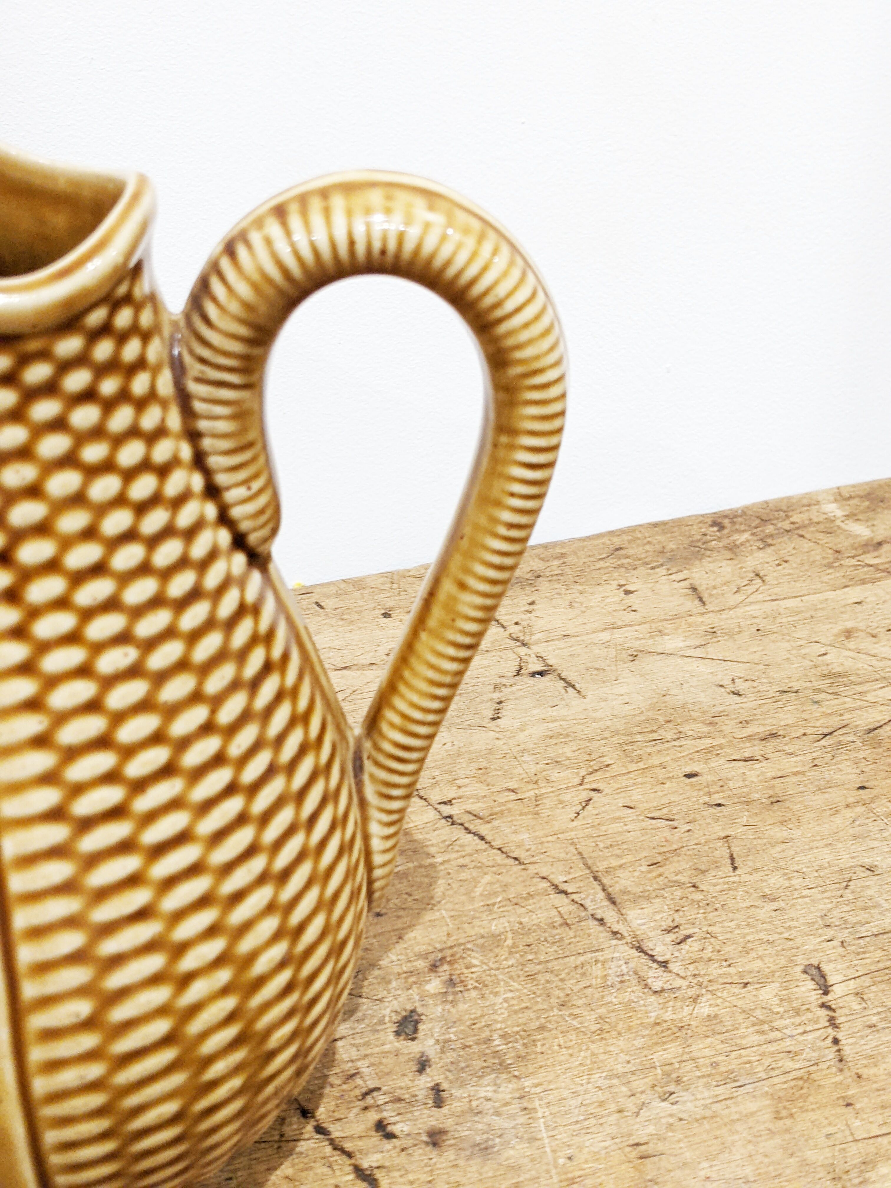 Vintage decanter ('60) pattern "grains of rice". Honey color. In perfect condition.