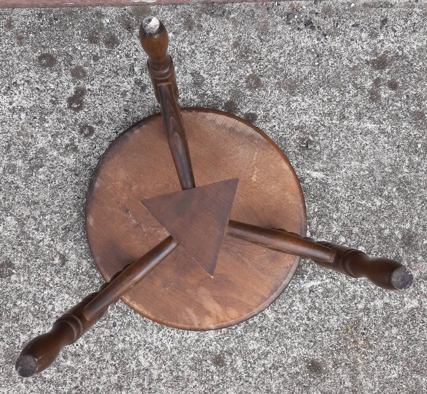 Tabouret bas tripode en bois.