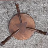 Tabouret bas tripode en bois.