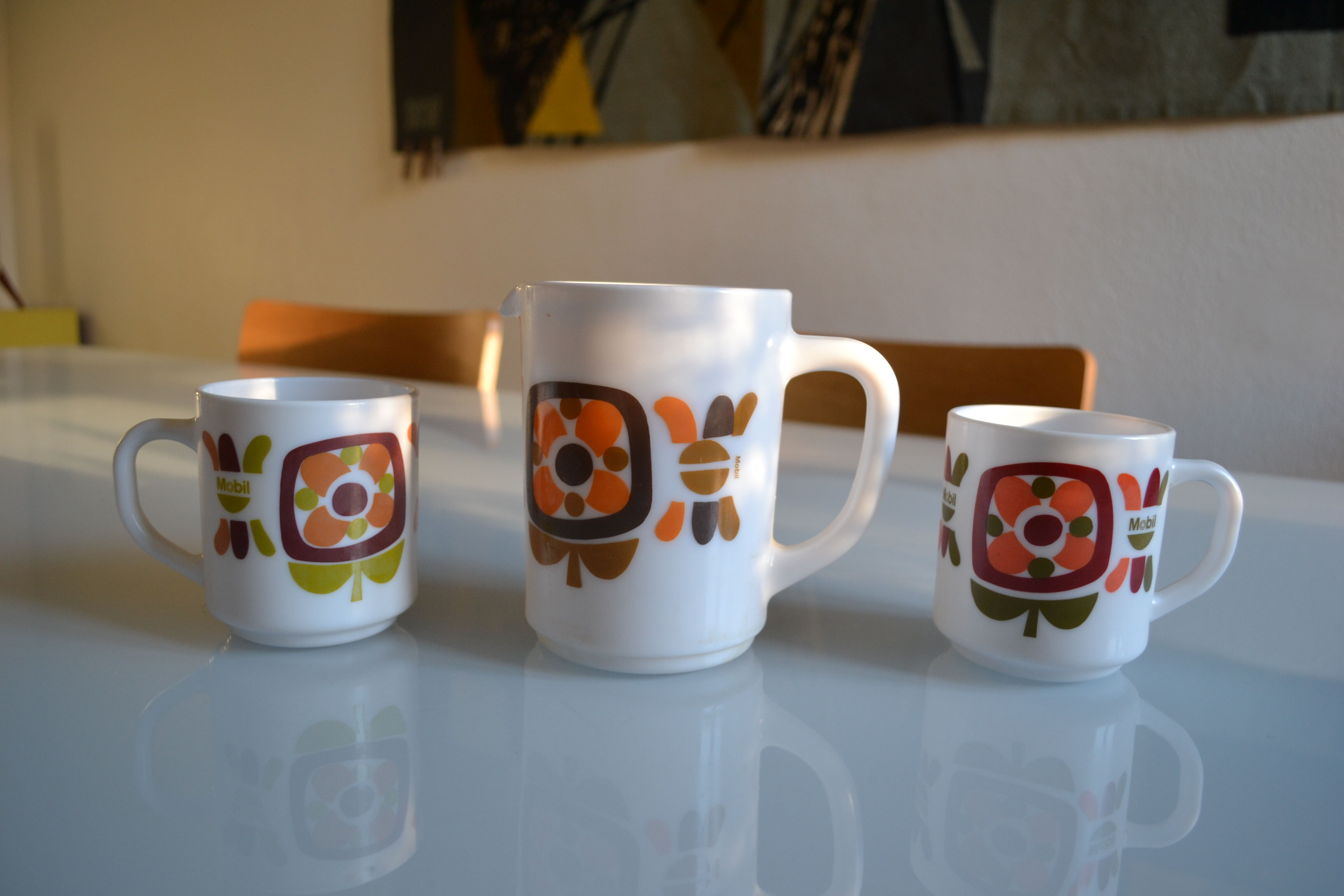 Pitcher and 2 mugs vintage Mobil years 70 Arcopal