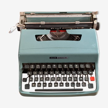 Typewriter Olivetti Lettera 32