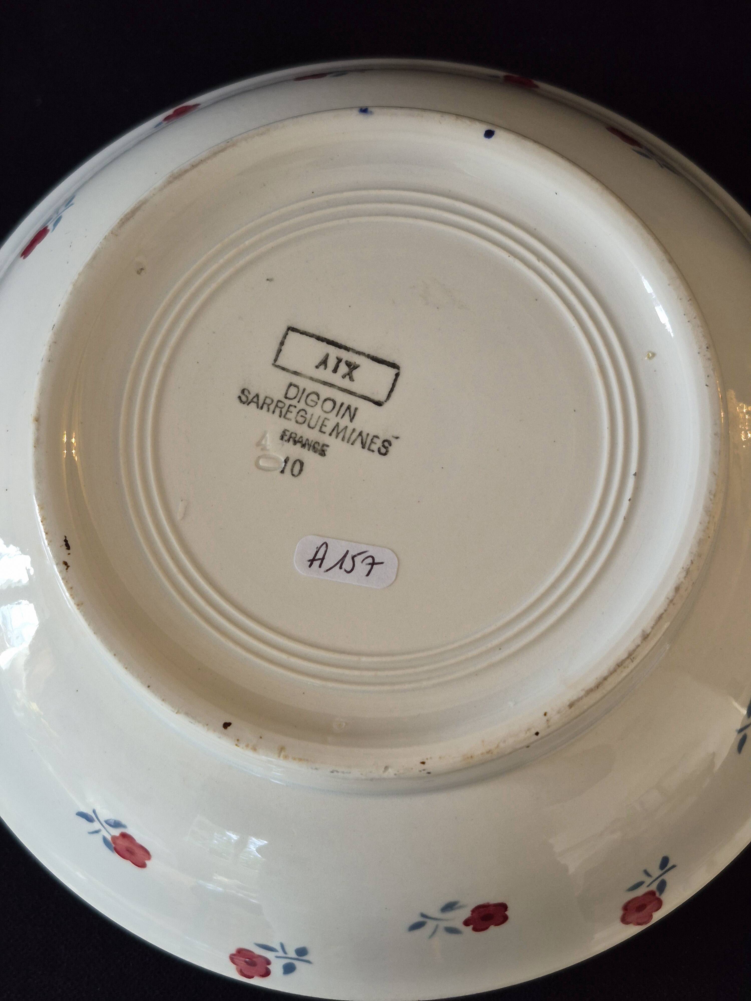 Grand légumier (soupière) en faïence de Digoin Sarreguemines, modèle AIX