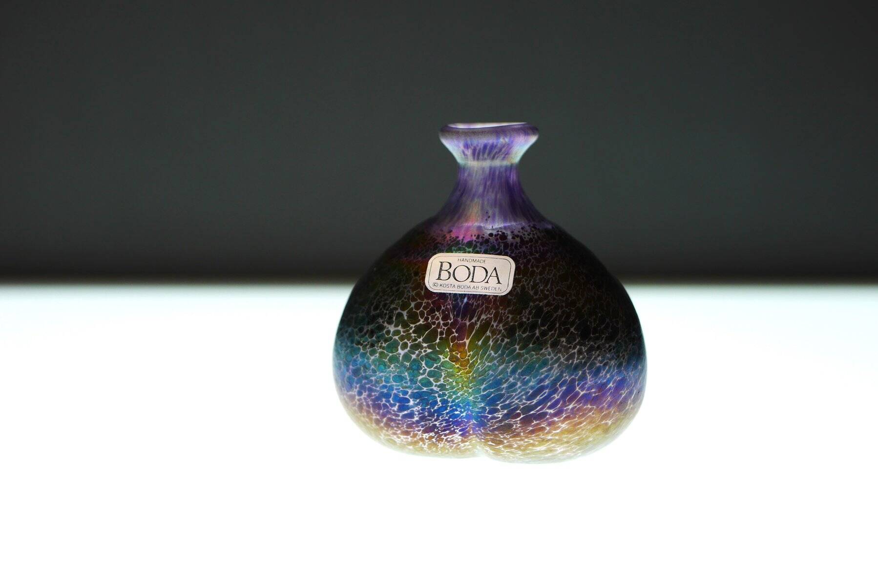 Vase en verre miniature scandinave de la collection d'artiste par Bertil Vallien pour Kosta Boda, Suède, années 1980.