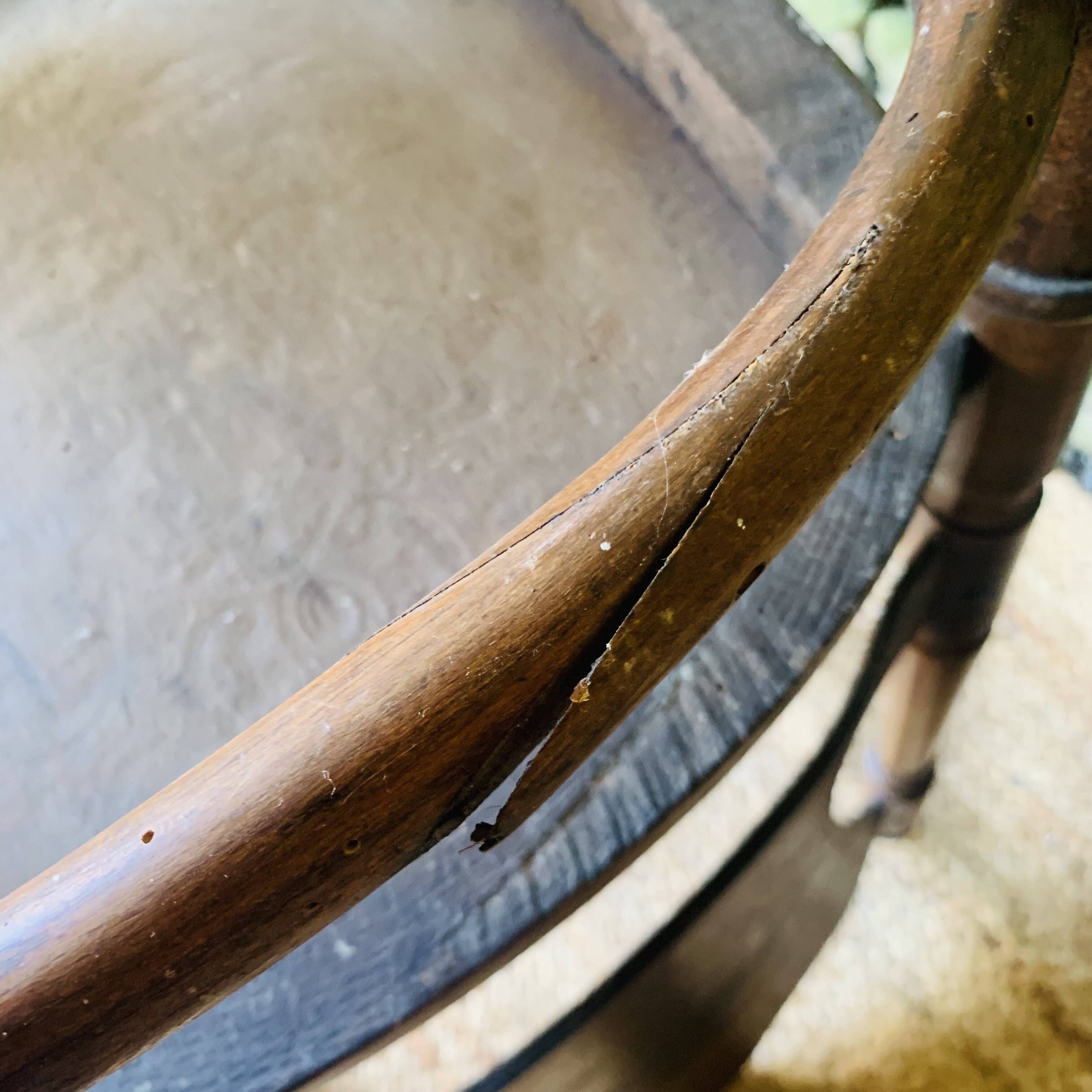 Paire de 2 chaises avec motifs en relief