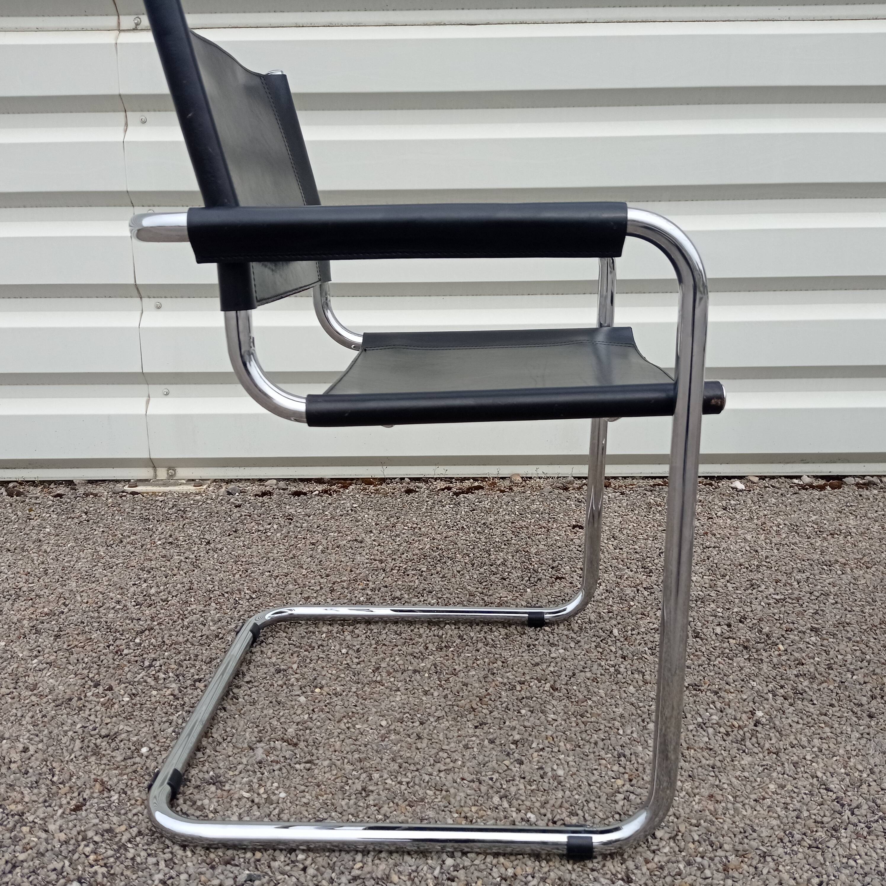Paire de fauteuils Cantilever en cuir noir